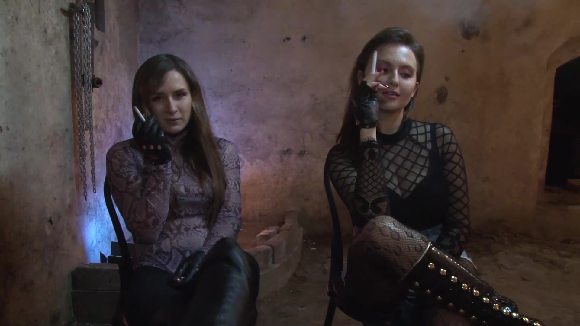 Der Sklave von meiner Freundin Reell bekam dieses mal nicht die Ohren, sondern seine kleinen Schweine Nippel langgezogen. Die Bearbeitung deines Gammelfleisches durch zwei Göttinnen ist härter als jedes Kopfkino. Die kleine Laus war damit völlig überfordert.