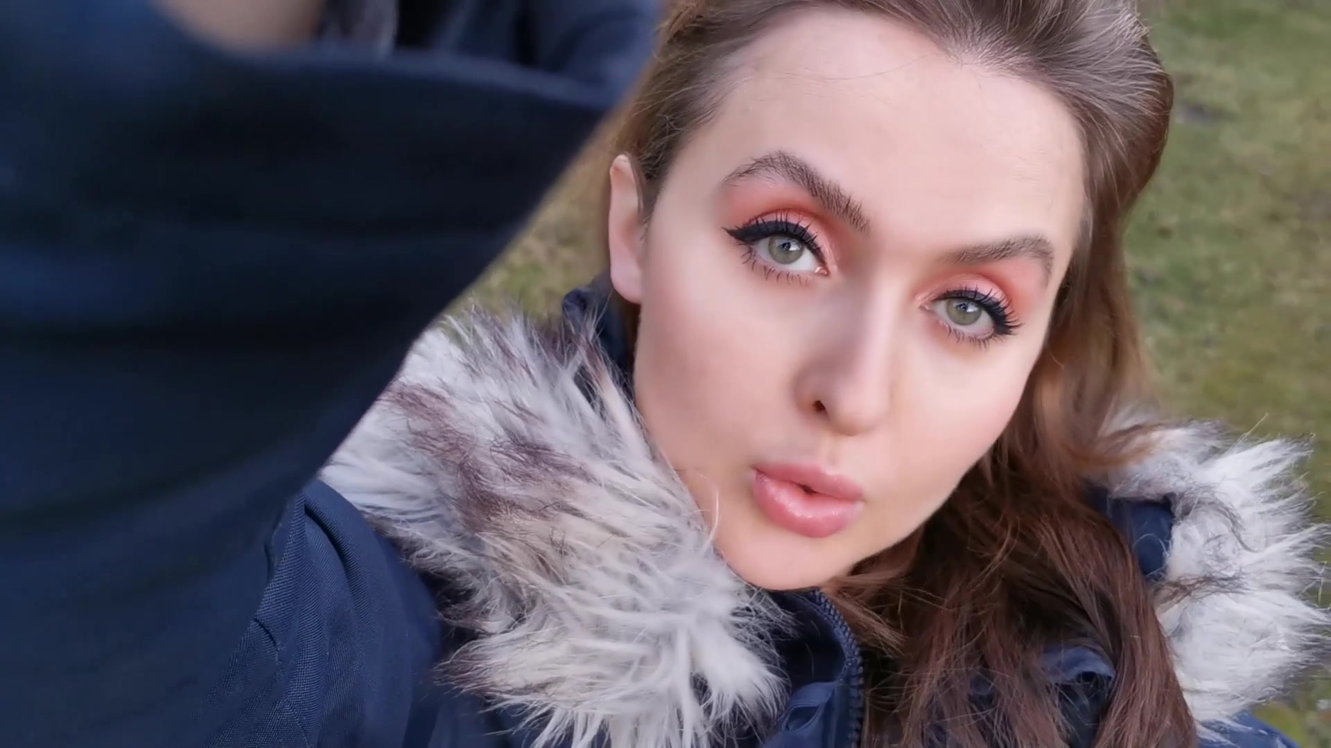 Na du kleiner Wichser, riech an meinen stinken Nylonfüßen, kuss die Sohlen und wichs dein mini Pimmel für mich!