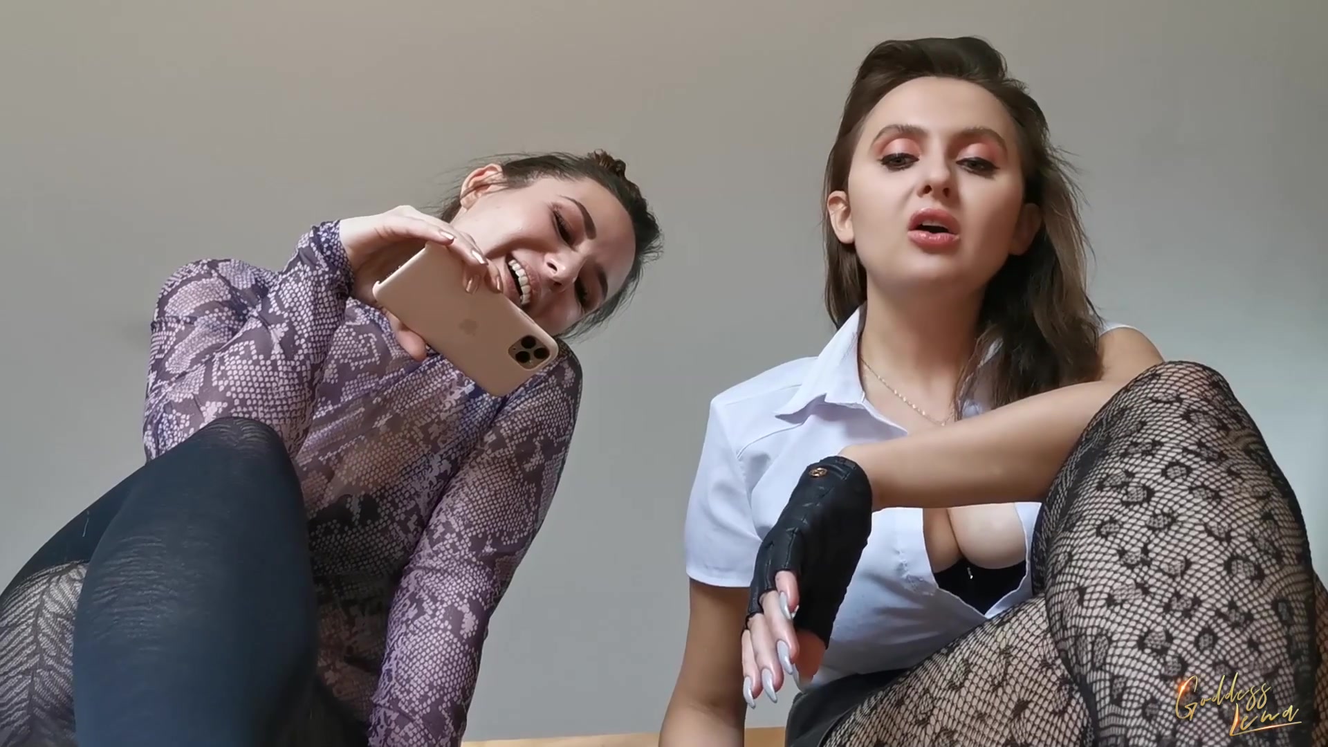 Violetta das dumme hässliche Dreckstück bekam von uns die totale Dröhnung verabreicht. Der kleine Junkie war im Paradies!