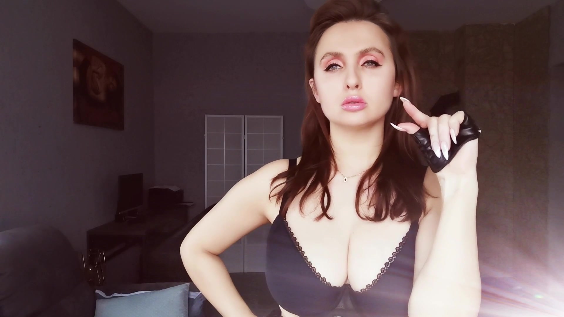 Dieser Clip ist auf englisch. Du kleiner Fickfehler bekommst hier in ganz einfach zu verstehenden Worten eine Gehirnwäsche. Du wirst bezahlen und gehorchen. Ganz einfach weil ich die schönste bin. Es gibt kein neben mir. Es gibt nur ein unter mir.