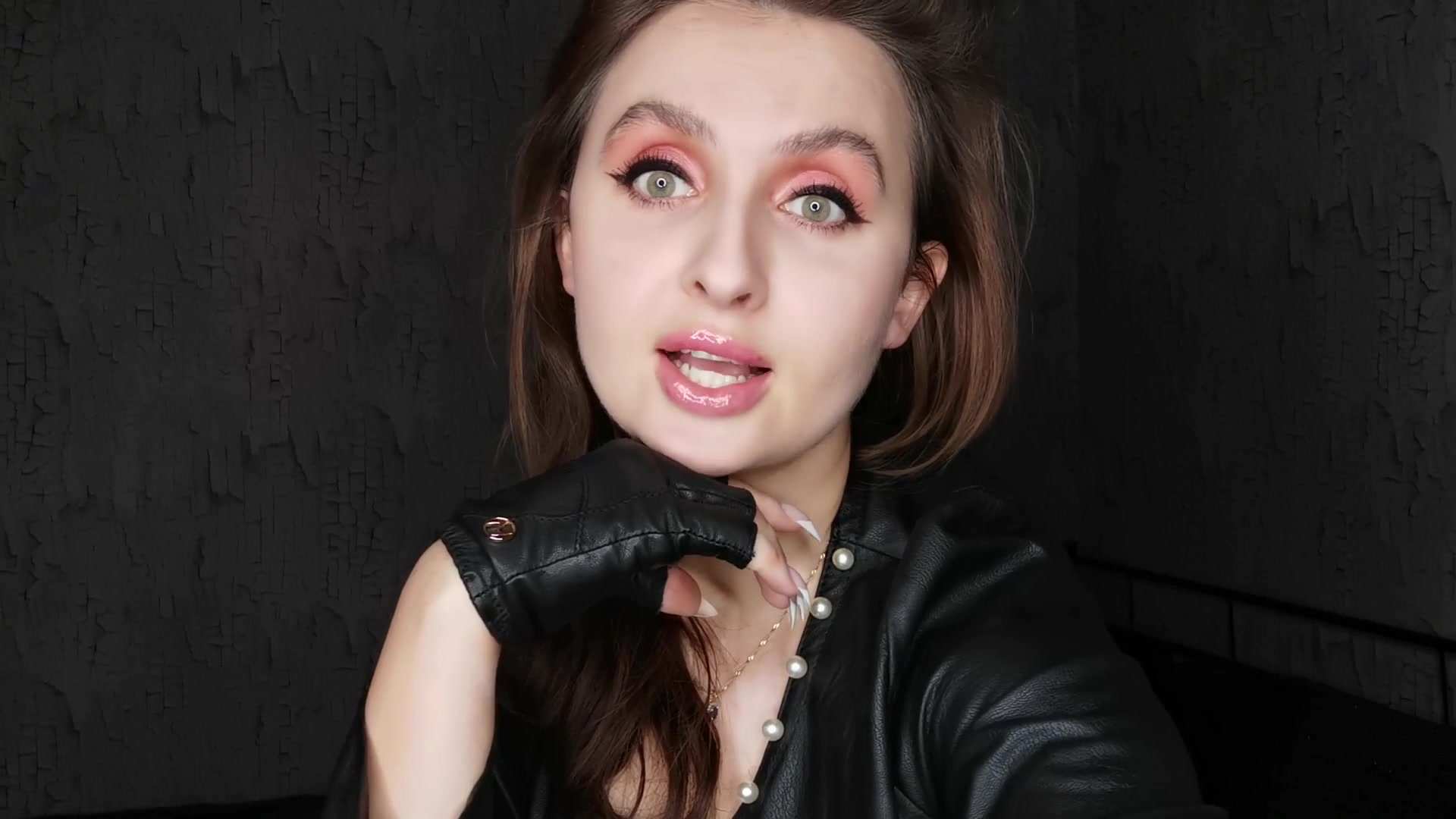 Du kleiner schnüffelder Homofürst bekommst in diesem Video eine exakte Anleitung die dich direkt in die Prostitution und in eine tiefe Schuldenfalle führen wird. Es gibt jetzt keine Ausreden mehr. Du hast keine Wahl. Steife salzige Drecksschwänze und Inkasso Briefe werden von nun an zu deinem Alltag gehören.