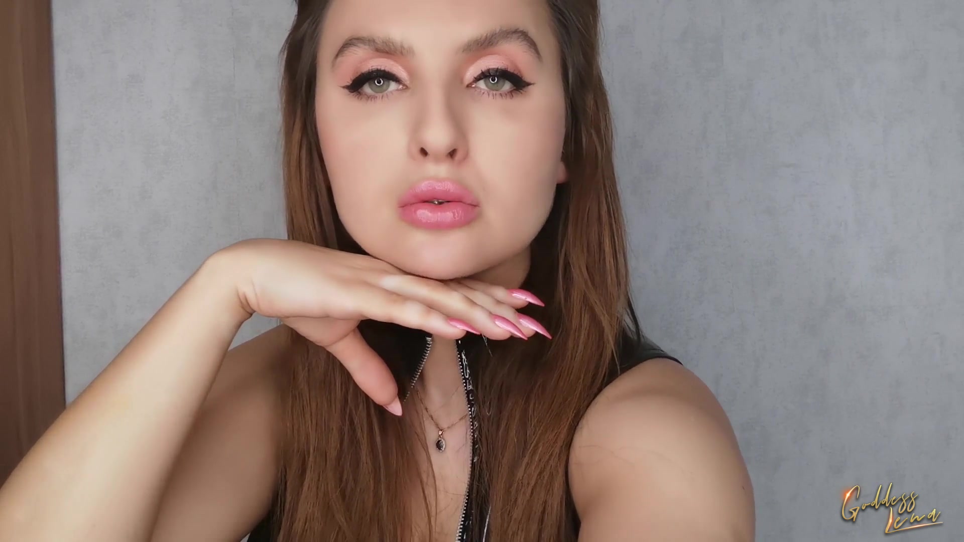 Hey Sklavenschwein, du sitzt jetzt wie viele andere Menschen zu Hause mit deiner Frau oder Freundin fest. Du wirst mir trotzdem online dienen, sonst werde ich deine Beziehung zerstören du dumme Sau. Du willst das ich Gnade zeige? Dann bezahle mir Tribut! Welchen Betrag du Verlierer zahlen musst und welche Raten folgen werden erfährst du Blackmail Sklave in diesen genialen Video deiner Goddess Lena! Ich werde dein kleines Gehirn ficken und dir das Herz brechen. Du bist eine erbärmliche Kreatur und hast keine andere Wahl als mit zu gehorchen. Ansonsten musst du mit den Konsequenzen leben. Dein Geld gehört nur mir Zahlsklave! Blackmail und Homewrecking! Du bist im Arsch Fotze!