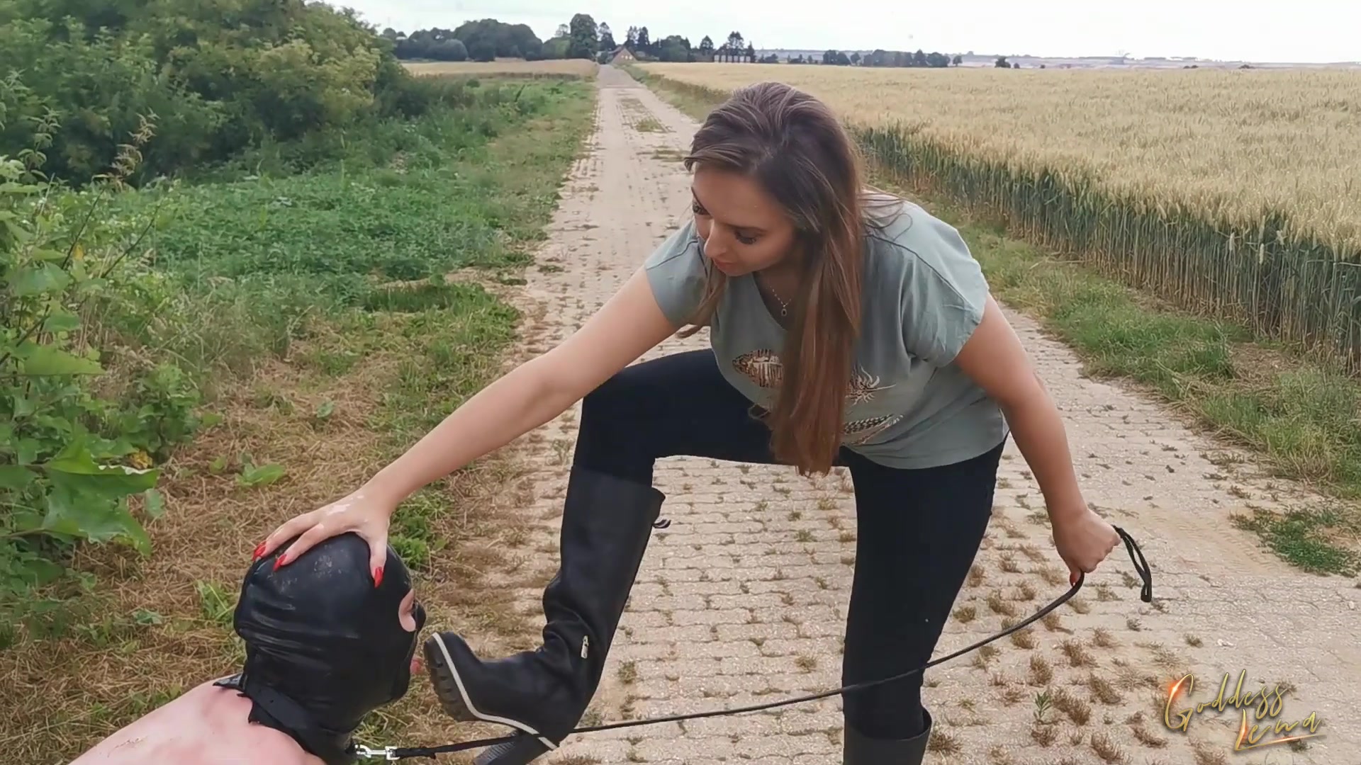 Sklaven zu bestrafen und zu benutzen ist eine absolute Leidenschaft und die lebe ich mit voller Härte gegenüber dem Sklaven aus! Diesmal muss der Sklave bei einer Brennessel-Folter dran glauben. Je größer seine Schmerzen, desto mehr Freude für mich! Ich zwinge ihn zusätzlich meine Stiefel zu lecken und als Pony werde ich die Sau auch noch benutzen! Ob der Sklave vor Schmerzen heult? Mir doch egal! Er wird bestraft und benutzt!