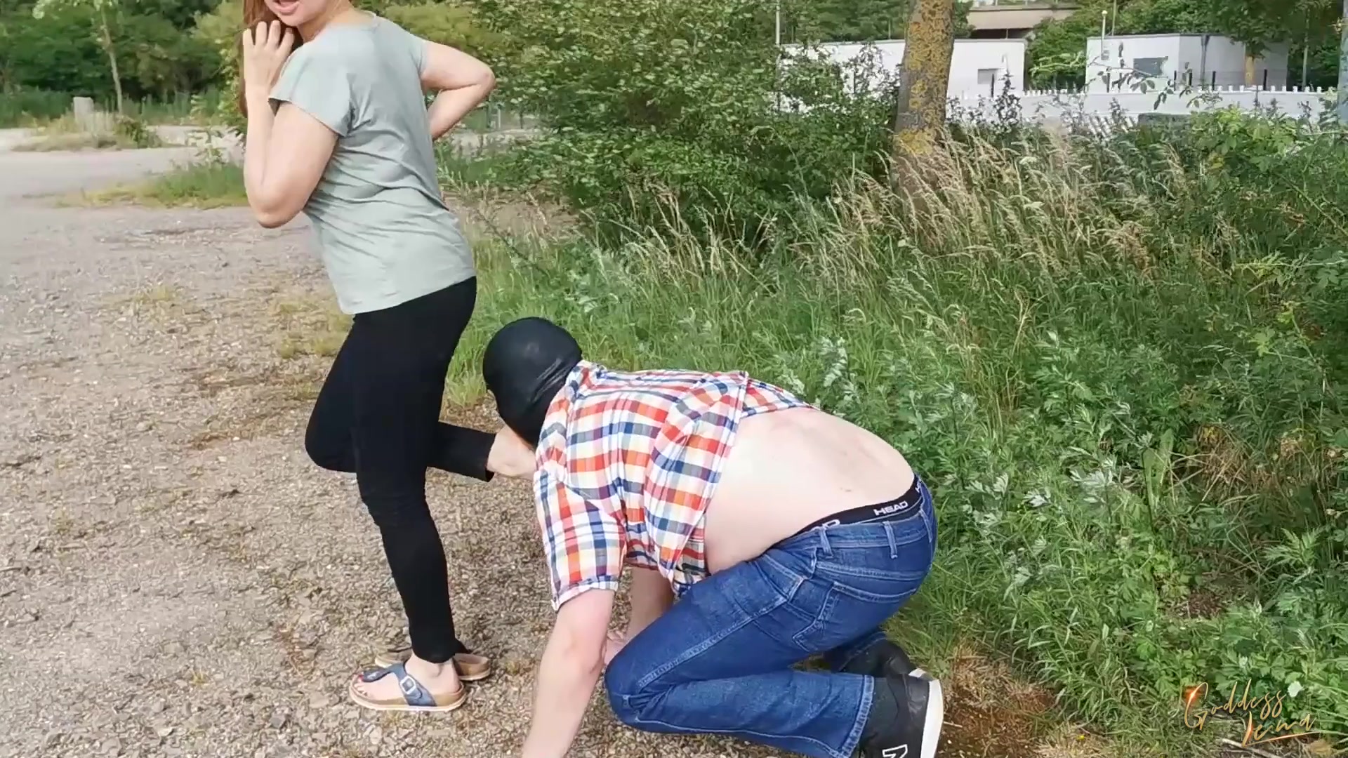 Ich habe heute ein Fussdate mit meinem Sklaven! Er hat sich ordentlich um meine Birkenstock-Sandalen zu kümmern und natürlich auch direkt um meine Füsse! Er wird die dreckigen Sohlen der Birkenstocks lecken und sehr ausführlich meine Füße verwöhnen! Ja, genau so hab ich das gerne! Willst du auch auf ein Fussdate mit mir? Sicher? Dann wirst du auch lecken und das solange ich will!