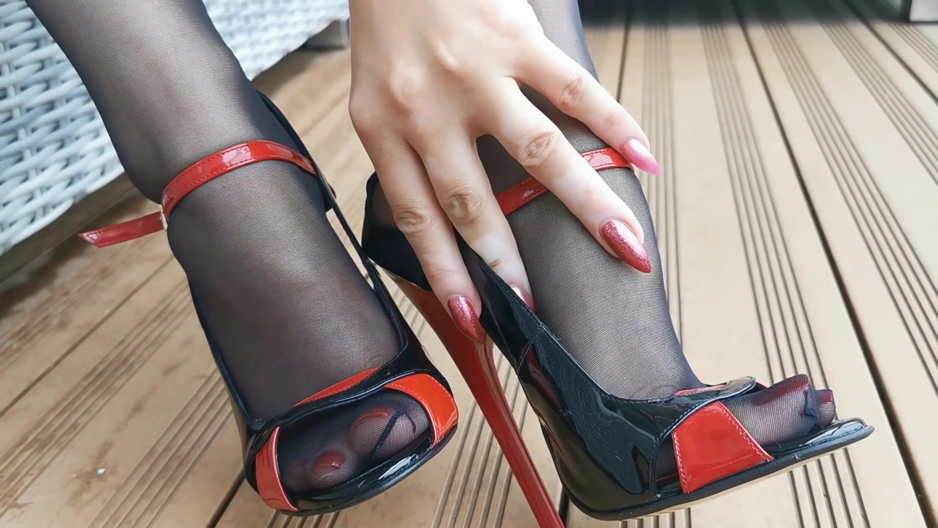 Ich mache mir bequem und rauche genüsslich. Du wirst gleich meine göttliche Nylonfüße bewundern und sabbern während ich mit meinen Heels spiele...