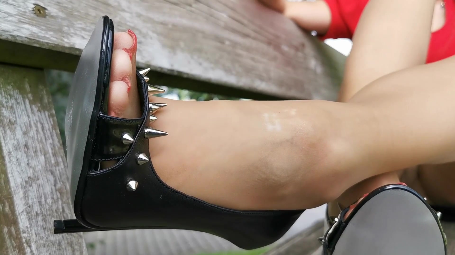 Meine göttlichen Nylonfüße und Peeptoes machen dich verrückt. Jetzt hast du die beste Möglichkeit mich Outdoor in Fetischoutfit zu bewundern. Dieses Video wird sich tief in dein Gehirn brennen.