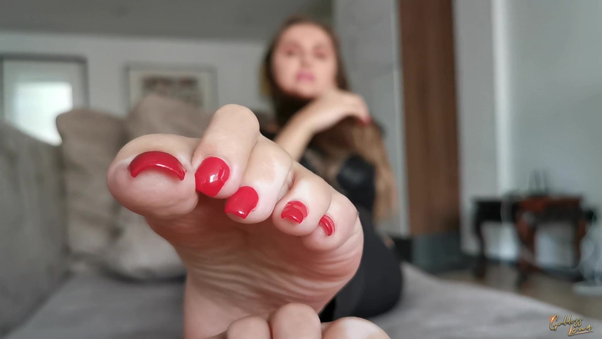 Du kleine Sklavensau darfst froh sein das ich dir erlaube meine Füße zu verwöhnen! Du bist doch nichts Wert und für mich einfach nur ein dreckiger Loser! Du willst wichsen? Natürlich … Sex ist auch nur für richtige Männer und nicht für dich! Wenn du wichsen willst muss du erst meine Füße verwöhnen, ich erkläre dir was du zu tun hast und dann wird gewichst!