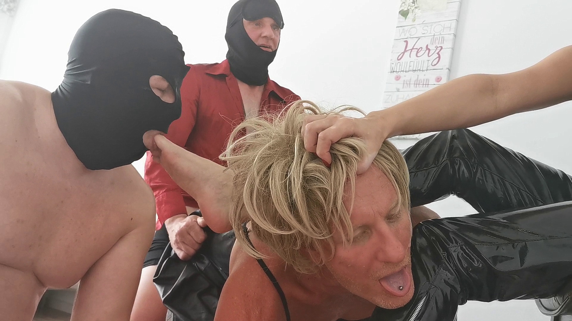 Meine Bi Sklaven werden weiter benutzt und erniedrigt. Während sie sich ficken und blasen erwarte ich, dass auch meine Füße verwöhnt werden! Also alle antreten zum lecken und dann darf wieder geblasen werden!