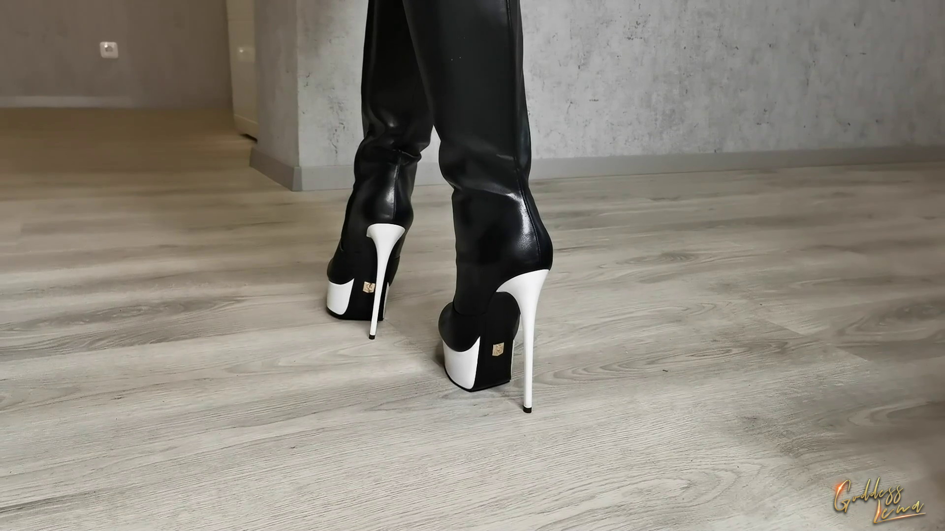 Mir reicht es heute nicht meinen Sklaven einfach nur hart und brutal in den Arsch zu ficken. Eigentlich reicht es mir nie! Heute will ich meinen Big Black Cock richtig geil benutzen und den Arsch des Sklaven regelrecht zerstören! Ich kenne keine Gnade! Jeder Stoss drückt meinen prallen Schwanz härter und tiefer in seine Arschfotze und ich mache immer weiter und weiter bis die Sau heult! Das macht mich richtig geil! Beim nächsten Mal ist es dein Arsch den ich so ficken werde! Verstanden?! Und jetzt schau zu was dich erwartet!