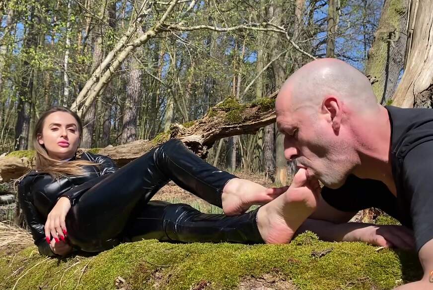 Ich genieße und er l***t meine Füße von Goddess-Lena