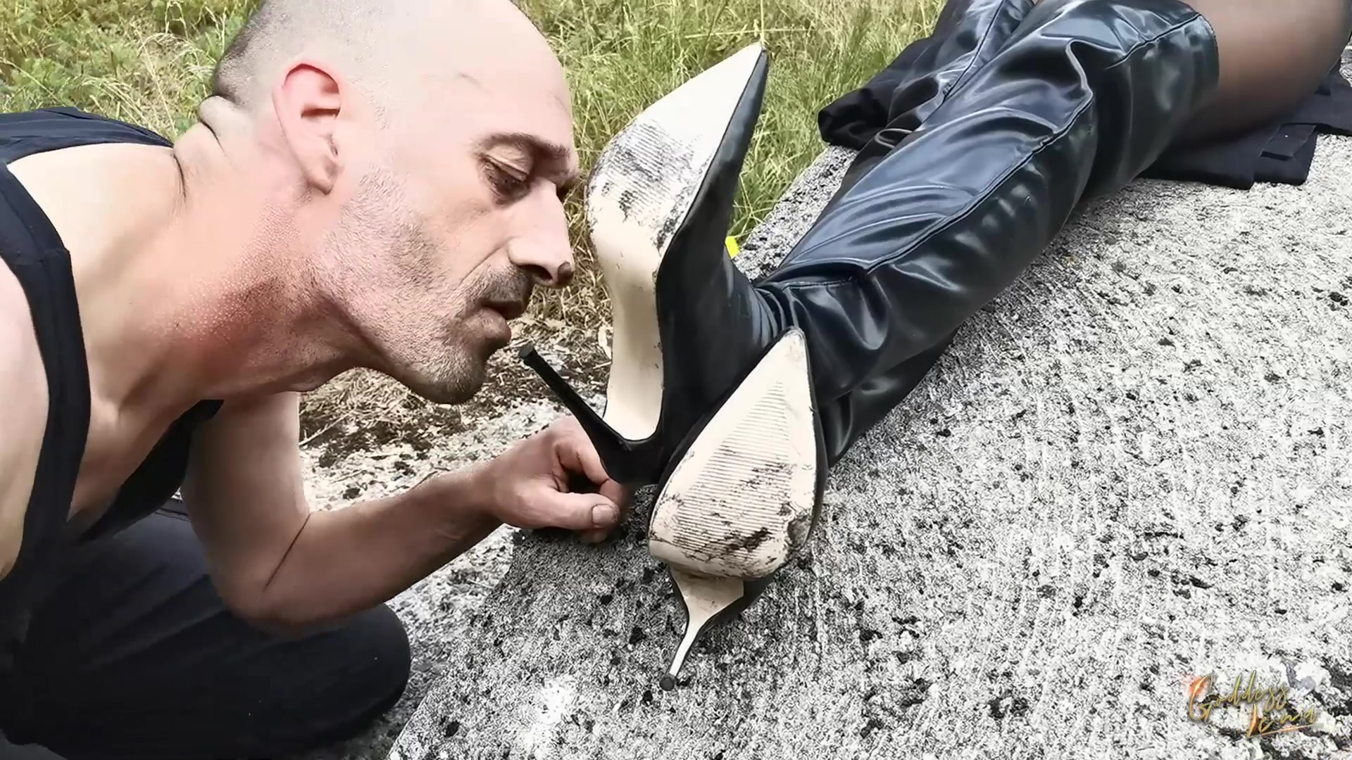 Lutsch meine Overknees! Bei einem Spaziergang im Wald sind meine Overknee-Stiefel richtig dreckig geworden. Das gehört sich nicht für eine Lady, daher fordere ich meinen Sklaven aus, meine Schuhe mit seiner Zunge zu reinigen! Lutsch den gesamten Dreck und Matsch von meinen Stiefeln! Ich will keinen Krümel Dreck mehr daran sehen! Während er fleißig mit seiner Zunge putzt, verdinge ich mir die Zeit mit einer Zigarette. Maul auf! Meine Asche schluckst du auch noch!