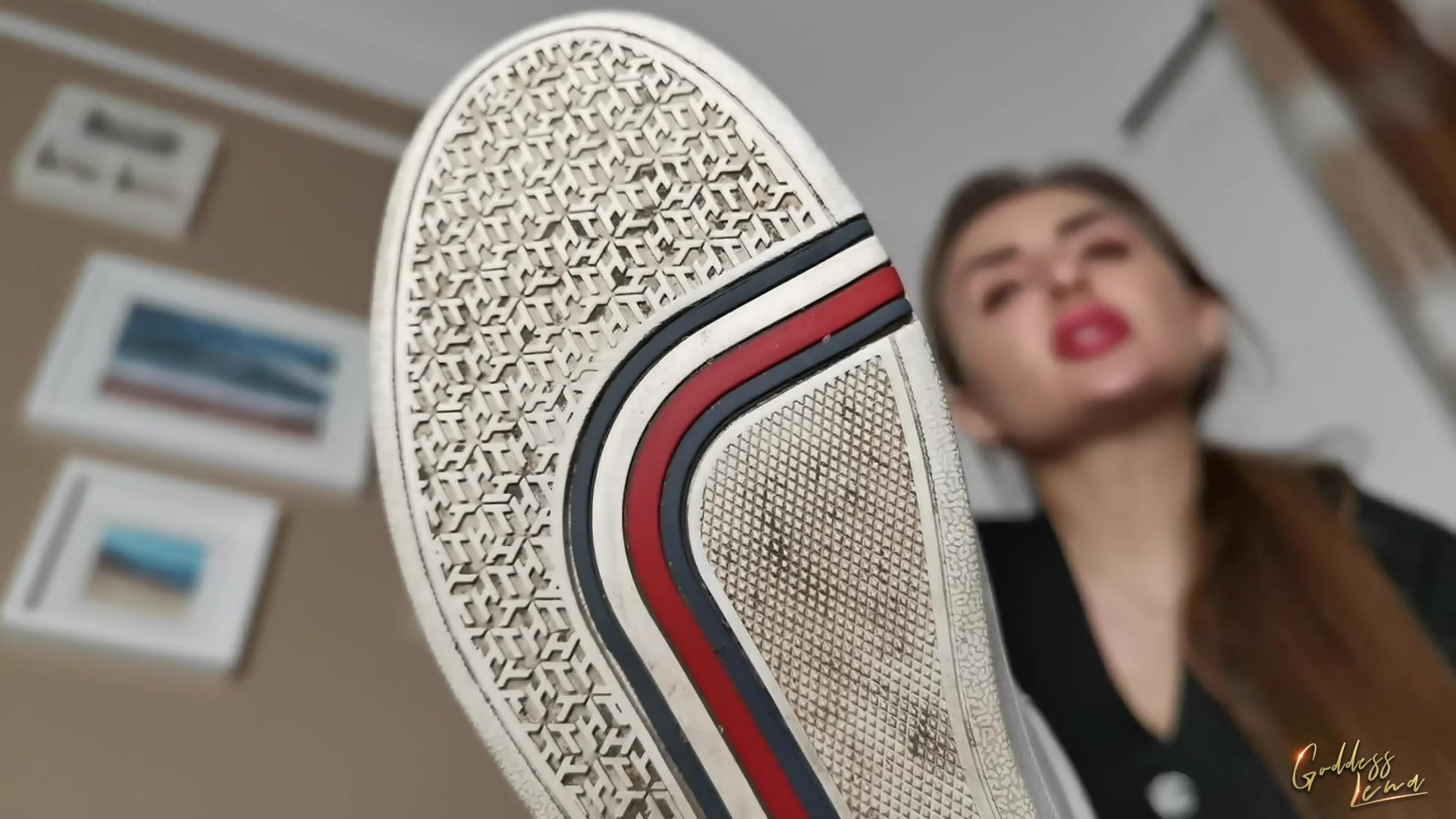 Ich mache dich zum Dreckfresser, denn ich werde dein Maul benutzen und dich den Dreck meiner Schuhsohlen fressen lassen! Hast du das gründlich gemacht? Dann lasse ich dich an meinen Schuhen riechen und du darfst den Schweiß von der Einlage lutschen! Und jetzt machst du weiter mit meinen Socken! Merkst du, wie nass uns klebrig sie sind, weil meine Füße so durchgeschwitzt sind!? Deine Fresse ist nur dazu da, um meine Schuhe und Socken zu reinigen, du Dreckfresser!