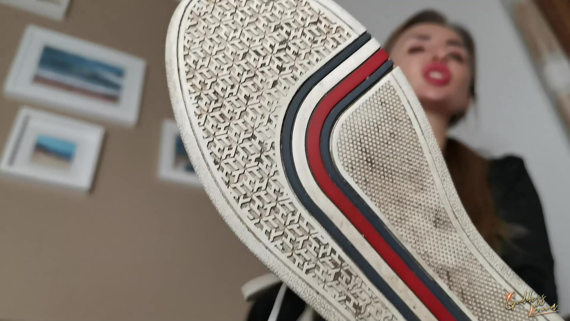 Friss den Dreck von meinen Schuhsohlen! Ich mache dich zum Dreckfresser, denn ich werde dein Maul benutzen und dich den Dreck meiner Schuhsohlen fressen lassen! Hast du das gründlich gemacht? Dann lasse ich dich an meinen Schuhen riechen und du darfst den Schweiß von der Einlage lutschen! Und jetzt machst du weiter mit meinen Socken! Merkst du, wie nass uns klebrig sie sind, weil meine Füße so durchgeschwitzt sind!? Deine Fresse ist nur dazu da, um meine Schuhe und Socken zu reinigen, du Dreckfresser!