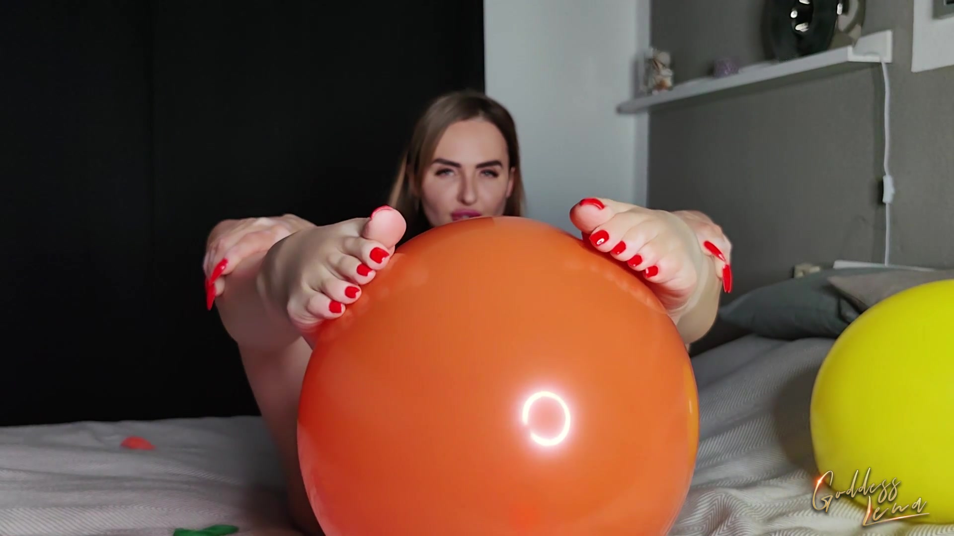 Ich bin umgeben von mehreren bunten Luftballons und alleine dieser Anblick versetzt dich schon in grenzenlose Geilheit, was? Mit meinen langen Finger- und Zehennägeln kratze ich so lange auf der glatten Oberfläche der Luftballons, bis sie platzen! Du liebst diese Geräusche der Ballons. Und ich vernichte sie mit meinen Nägeln! Das selbe würde ich mit deinen Sklaveneier machen! Meinst du, deine Eier halten so viel aus wie die Luftballons?