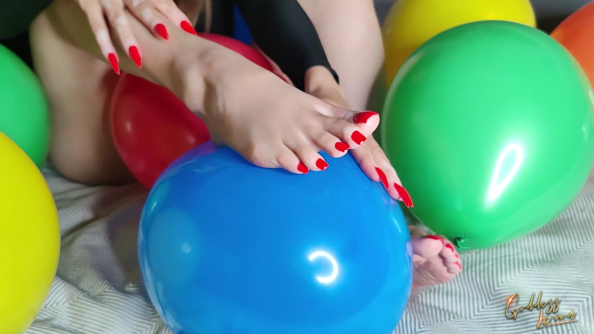 Ich zerstöre Luftballons! Ich bin umgeben von mehreren bunten Luftballons und alleine dieser Anblick versetzt dich schon in grenzenlose Geilheit, was? Mit meinen langen Finger- und Zehennägeln kratze ich so lange auf der glatten Oberfläche der Luftballons, bis sie platzen! Du liebst diese Geräusche der Ballons. Und ich vernichte sie mit meinen Nägeln! Das selbe würde ich mit deinen Sklaveneier machen! Meinst du, deine Eier halten so viel aus wie die Luftballons?