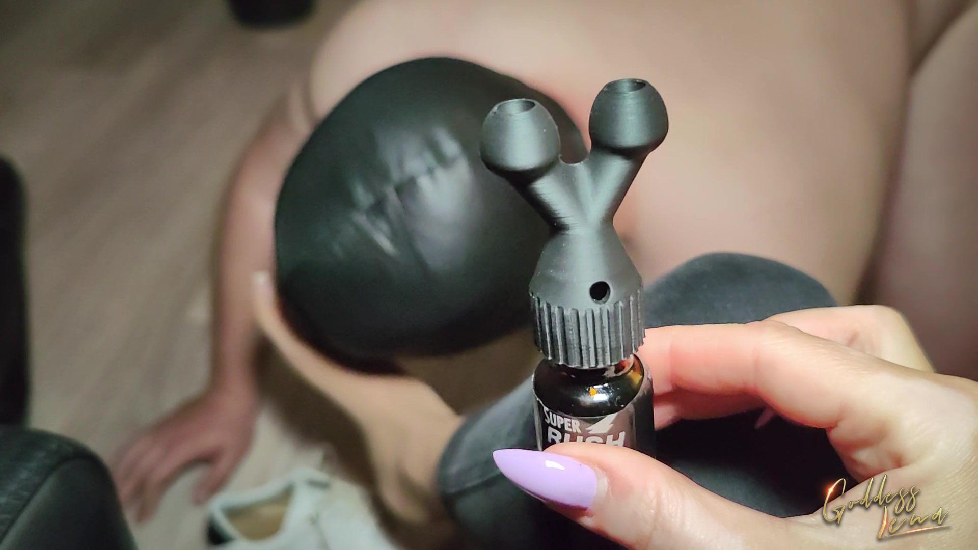 Nylon- und Poppersschlampe Da ist ja mein Poppers Junkie! Er liegt auf dem Boden, schüffelt an Nylonfüßen und zieht an Fläschen. Er muss meine verschwitzte Füße mit seiner Zunge polieren, an Poppers ziehen und sein Schwanz wichsen. Am Ende lasse ich ihn intensiv schnüffeln und explodieren !