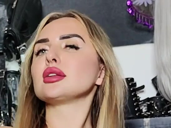 Die billige Schlampe ist in allen Löchern begehbar und das werde ich jetzt schön ausnutzen! Das Blasmaul muss meinen geilen Strap-On lutschen und die Fickmaschine erledigt den Rest! Die Arschfotze wird unermüdlich durchgefickt, während vorne das Maul gestopft wird! So gehört es sich für eine billige Schlampe!