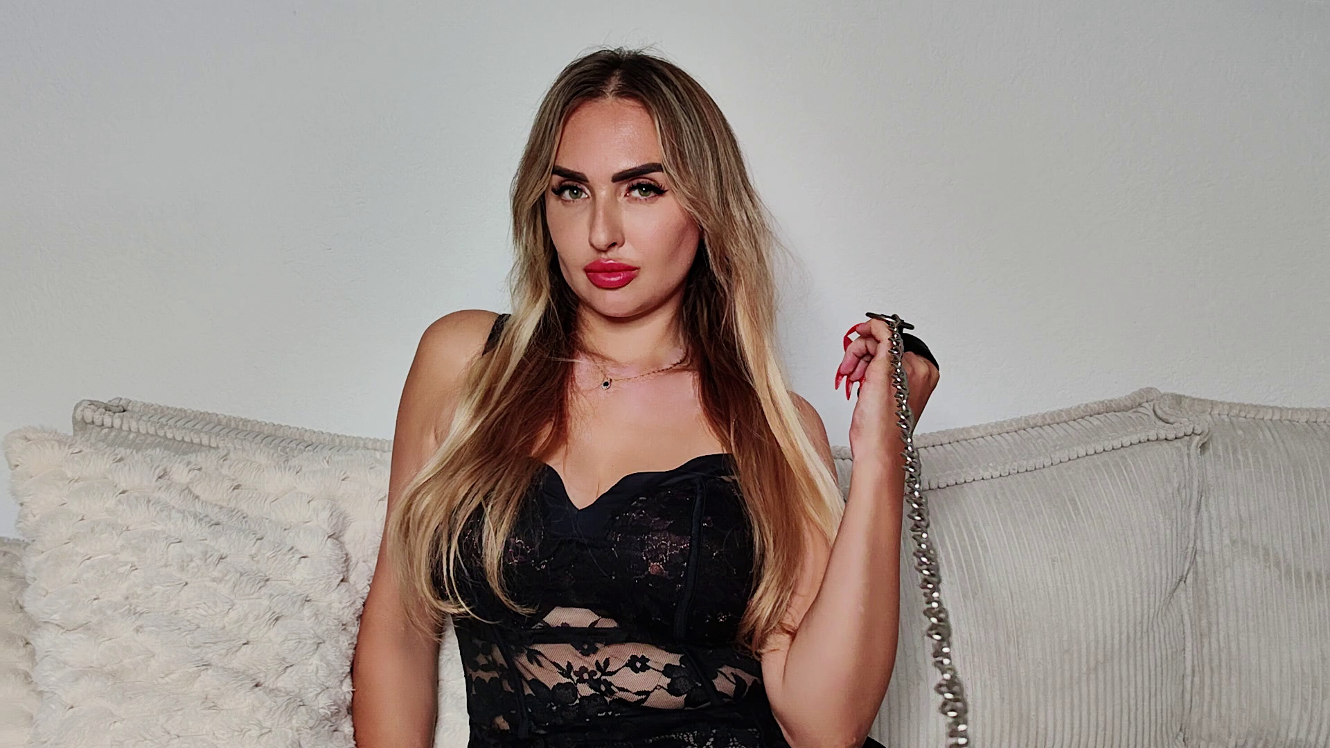 Hallo Poppers-Opfer, ich werde dich heute extrem zudröhnen und auf eine unvergessliche Reise mitnehmen, die dich zu meiner Marionette macht und dich nie mehr von mir loskommen lässt. Ich zeige dir das Spiel mit meinen Reizen, denen du nicht wiederstehen kannst! Du gehörst mir ! Deine Geilheit steigt und du bist kurz davor, zu explodieren? Du hörst jetzt meine Stimme...ziehen, wichsen...ziehen, wichsen...