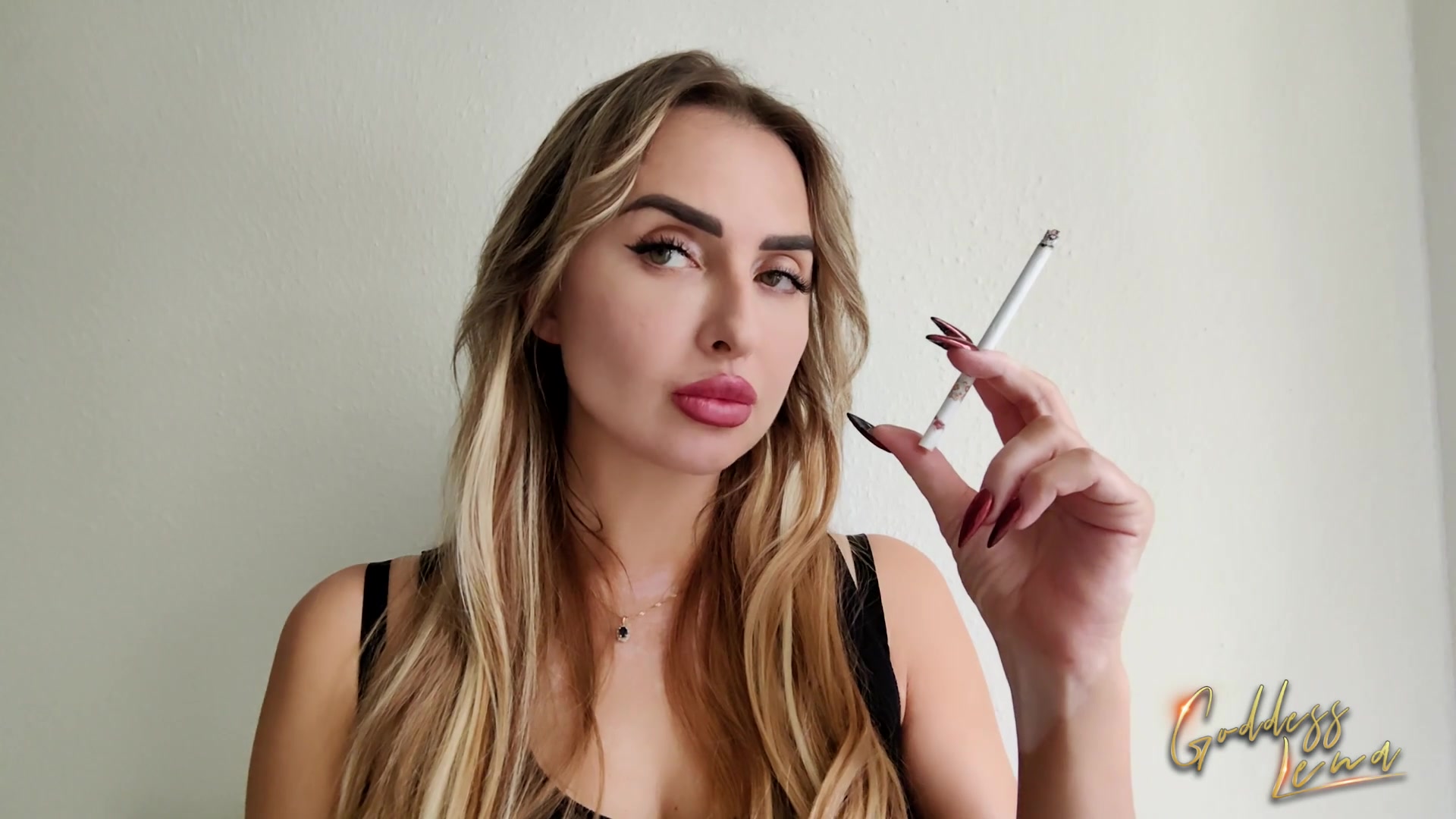 Du kleiner Loser darfst mich heute beim Rauchen bewundern und mich anbeten! Ich bin eine absolute Göttin für dich und deshalb wirst du den Rauch, den ich ausatme mit Genuss einatmen! Du wirst alles inhalieren, was ich in dein Gesicht blase! Wie wäre es, wenn du dabei wichsen würdest?