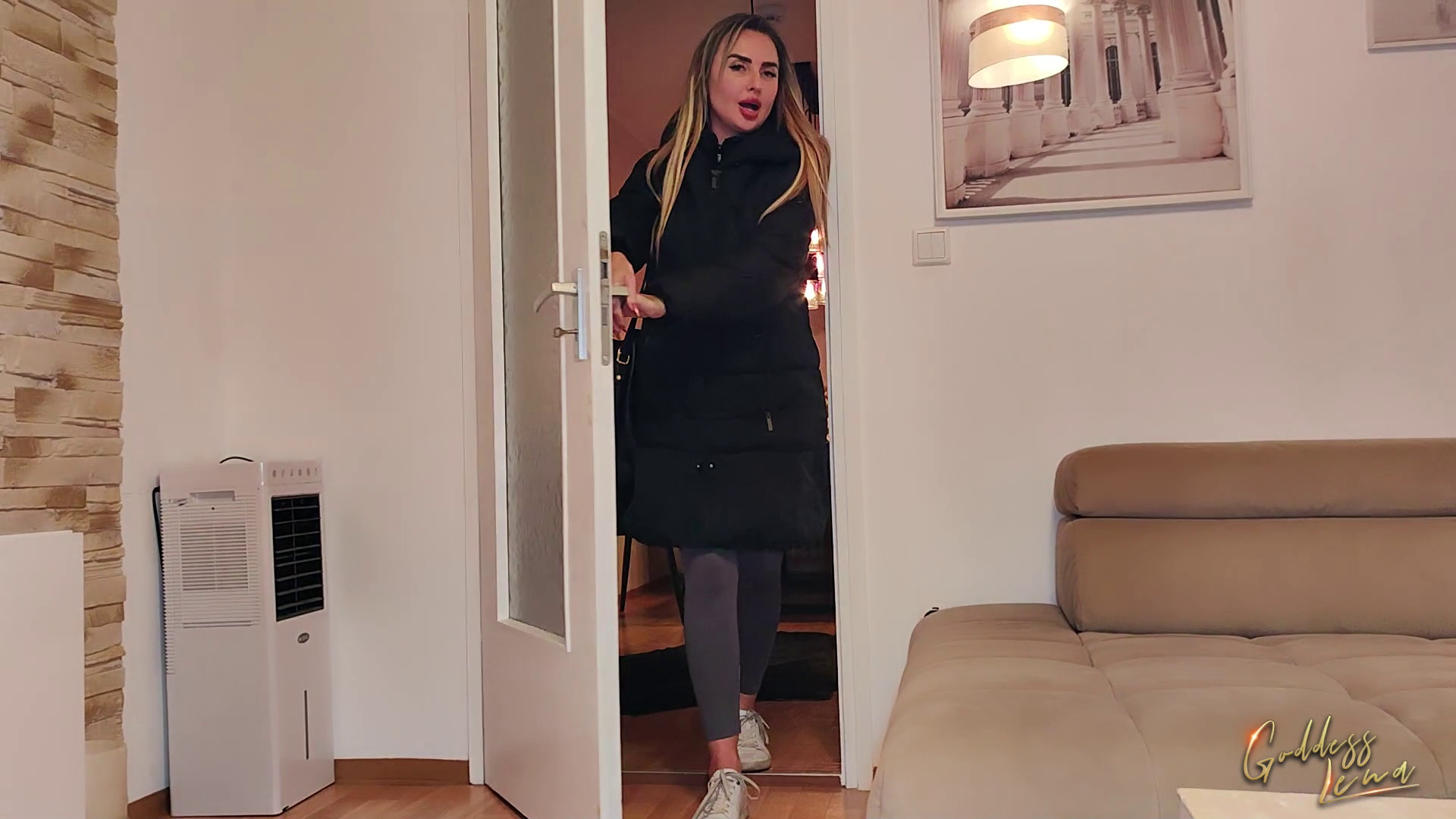 Nach einem intensiven Workout im Gym komme ich nach Hause – in meinen Sneakers und verschwitzen Socken – und erwische mein Nutzvieh, das sich an meinen High Heels vergreift. Armselig und nicht akzeptabel. Mit einer ordentlichen Dosis Poppers knipse ich ihm die Lichter aus. Meine käsigen, feuchten Socken drücke ich ihm anschliessend in seine Fresse, bis er nichts anderes mehr wahrnimmt als meinen Geruch und meine Macht. Eine Socke stopfe ich ihm tief in sein Maul, auf die andere muss er seinen Samen verteilen.