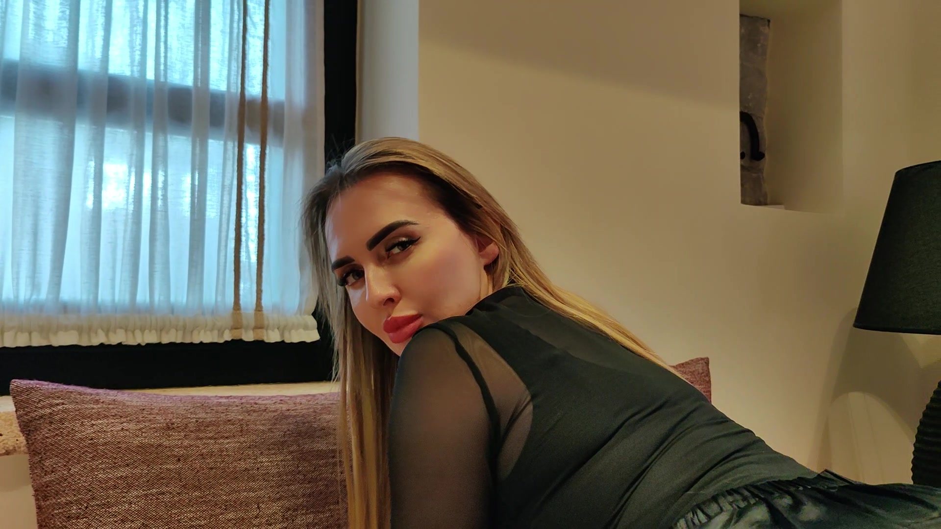 In meiner Satin-Hose und schwarzen Nylons präsentiere ich dir meine perfekten Nylonsohlen - ein Anblick, der jeden sofort hart macht. Mein menschliches Spielzeug hat keine Chance: Mit meinen Händen und Füßen treibe ich ihn Stück für Stück näher an den Höhepunkt. Am Ende lasse ich ihn machen, was jeder willenlose Wurm tun würde: Er spritzt meine Nylonsohlen gnadenlos voll. Dieses Video ist pure Nylongeilheit, genau das, was du brauchst.