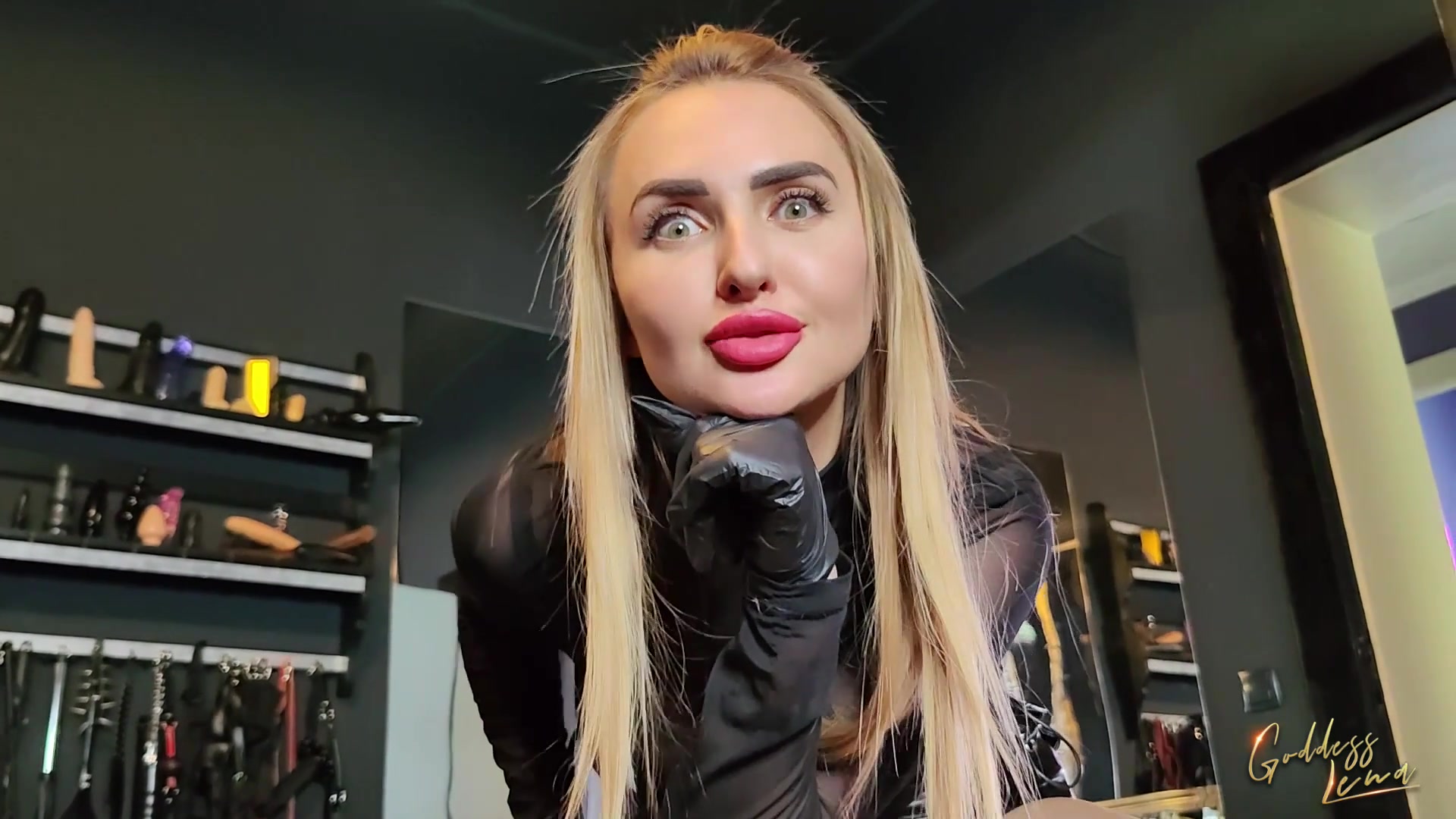 Mein Sklave wird heute zu meinem menschlichen Pony! Na los Ponyboy, trag mich schön brav wie es sich für ein Pony wie dich gehört! Und weisst du was, erst wird geritten und dann will ich ficken! Mein geiler Hengstschwanz ist schon ganz gierig auf deine Arschfotze! Na los, Arsch her du Loser! Ich mach dich fertig und rammele dich hart durch mit meinem schwarzen Riesenpimmel!