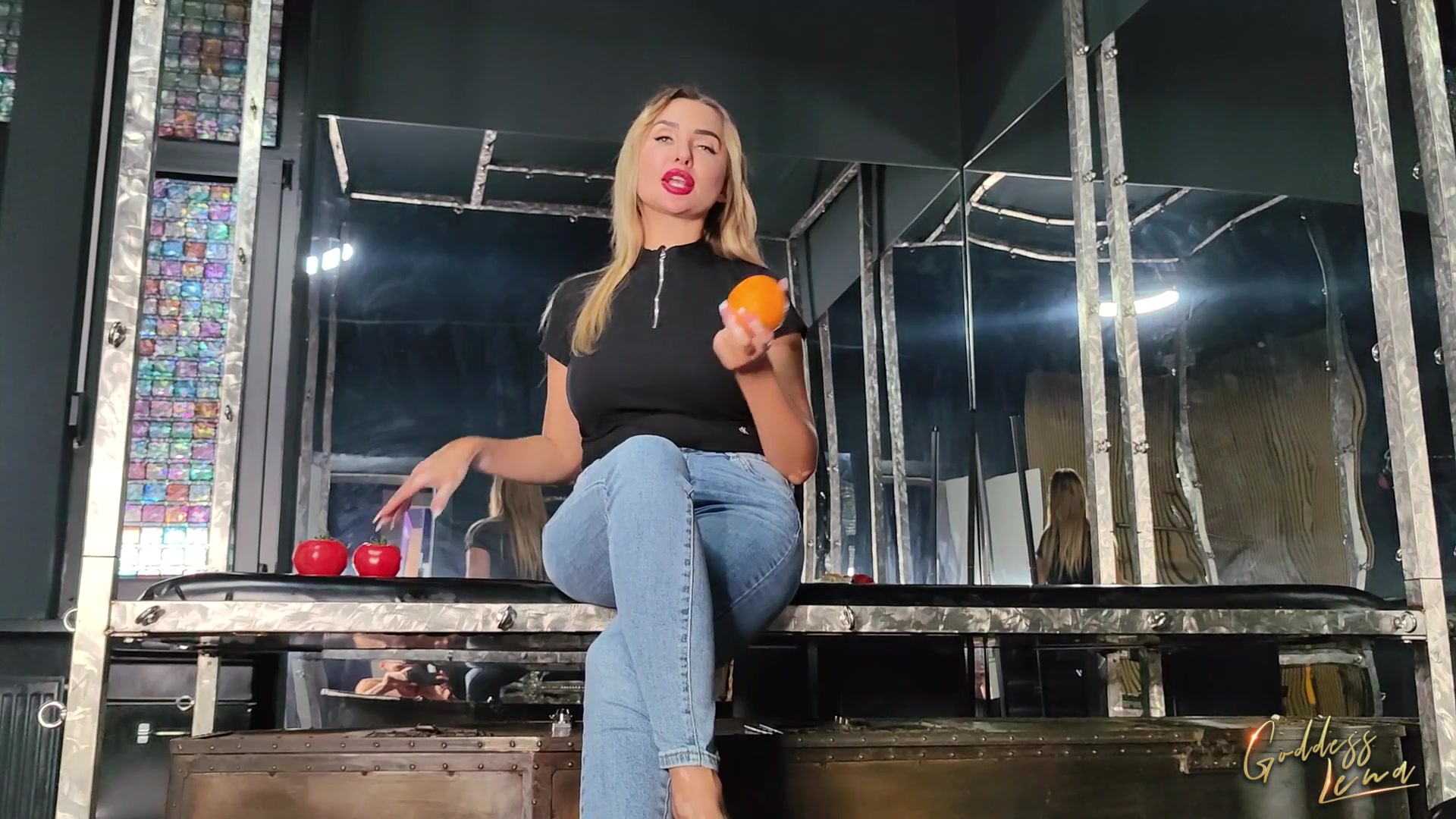 Es ist Zeit für ein ganz spezielles Menü! Man soll ja auch für sein Vieh sorgen. Damit mein Sklave mir noch lange erhalten bleibt, gibt es heute ein Essen das ganz nach meinem Geschmack ist. Aber natürlich nicht einfach so. Ich trampel erstmal schön auf im herum, bevor er eine Tomate in die Fresse bekommt. Ich zerquetsche sie mit meinen Füßen auf seinem Gesicht. Im Anschluss gibt es noch gute Vitamine in Form einer Orange. Gepaart mit dem Geschmack meiner Füße und meinem Gewicht. Als kleine Belohnung gibt es aber noch Torte. Die darf er, gemischt mit Spucke, brav von meinem Füßen lutschen.