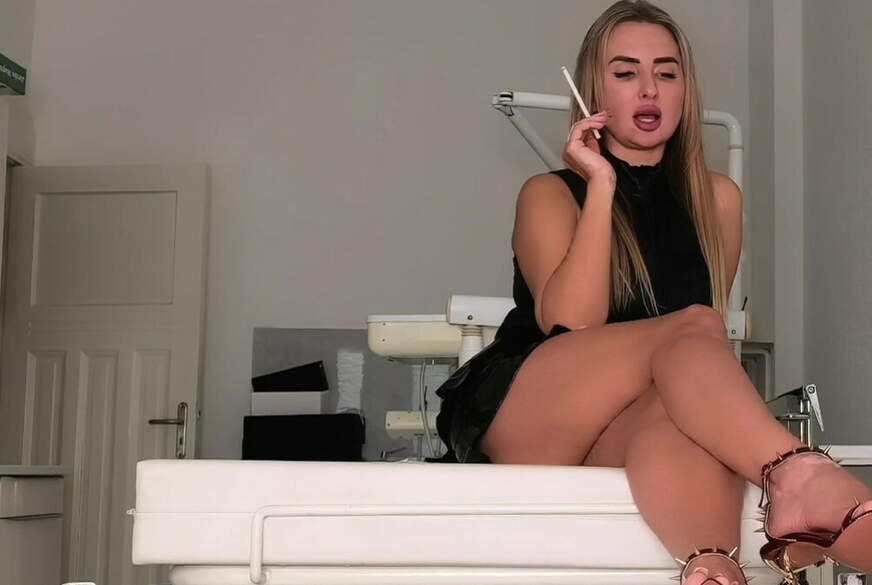 Rauch domination. Leck Meine Heels und Füße Sauber. Aschenbecher, S*******f und Ns Toilette. von Goddess-Lena