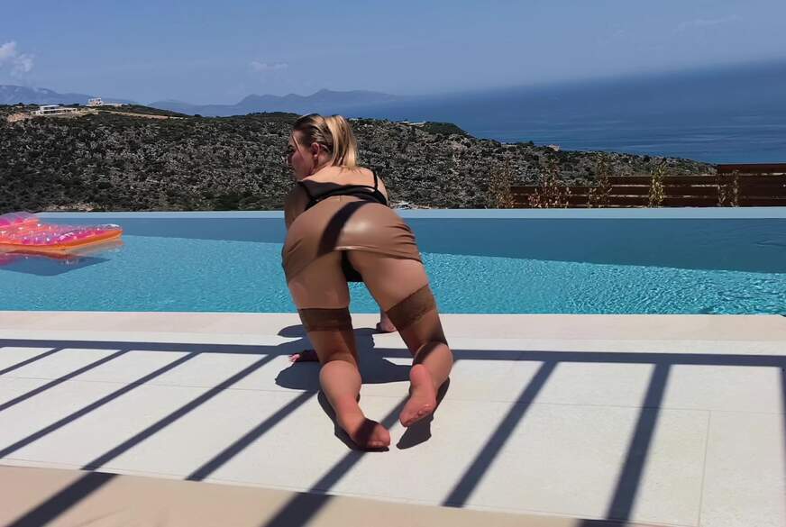 Goddess-Lena: Pool Footjob in Nylon - D**ke L****g auf Strümpfen