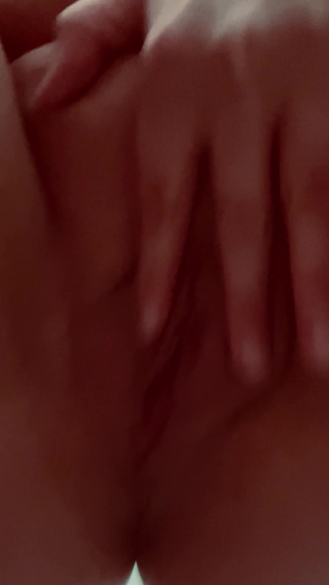 Ich war so verdammt geil und habe meinen Dildo geritten und stell dir vor, ich reite deinen Schwanz! Ich brauche etwas geilen Saft tief in meiner Muschi, kommst du für mich rein?  