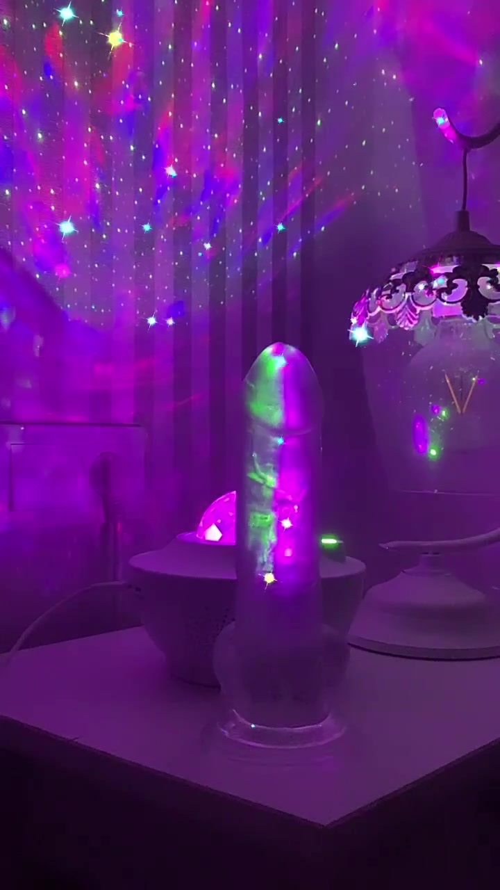 Ich fick dich mit meinen Füßen, bis du sabberst und spritzt... Nylons eng an meinen Zehen... dein Schwanz zuckt schon, bevor ich dich überhaupt berühre.
Ich reib ihn durch den Stoff... langsam, dann härter...
bis du flehst, dass ich dich endlich erlöse