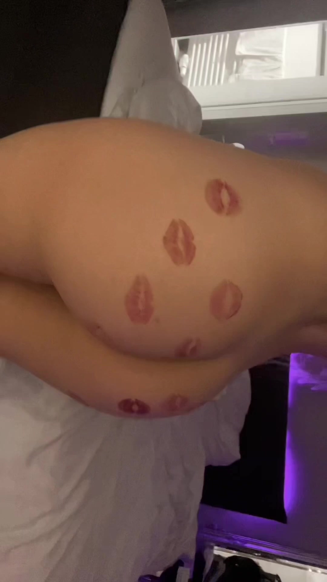 Kein Stoff, kein Schutz  Nur meine nackte Haut und dein Verlangen.
Ich drehe mich langsam, lasse dich alles sehen...
doch das, was du wirklich willst, gibt es nur in meinem privaten Bereich  