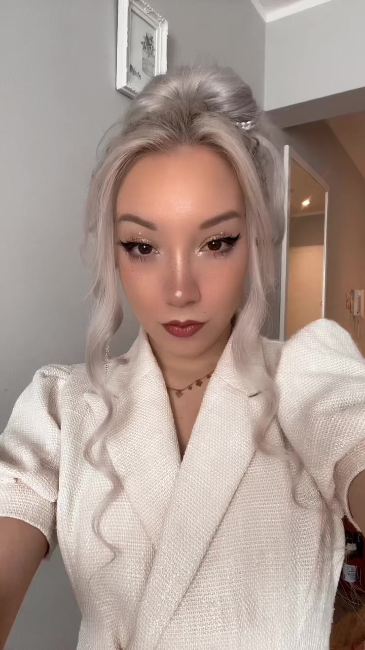 Ich ziehe mich langsam für dich aus... Soll ich mich ganz nackt für dich ausziehen?