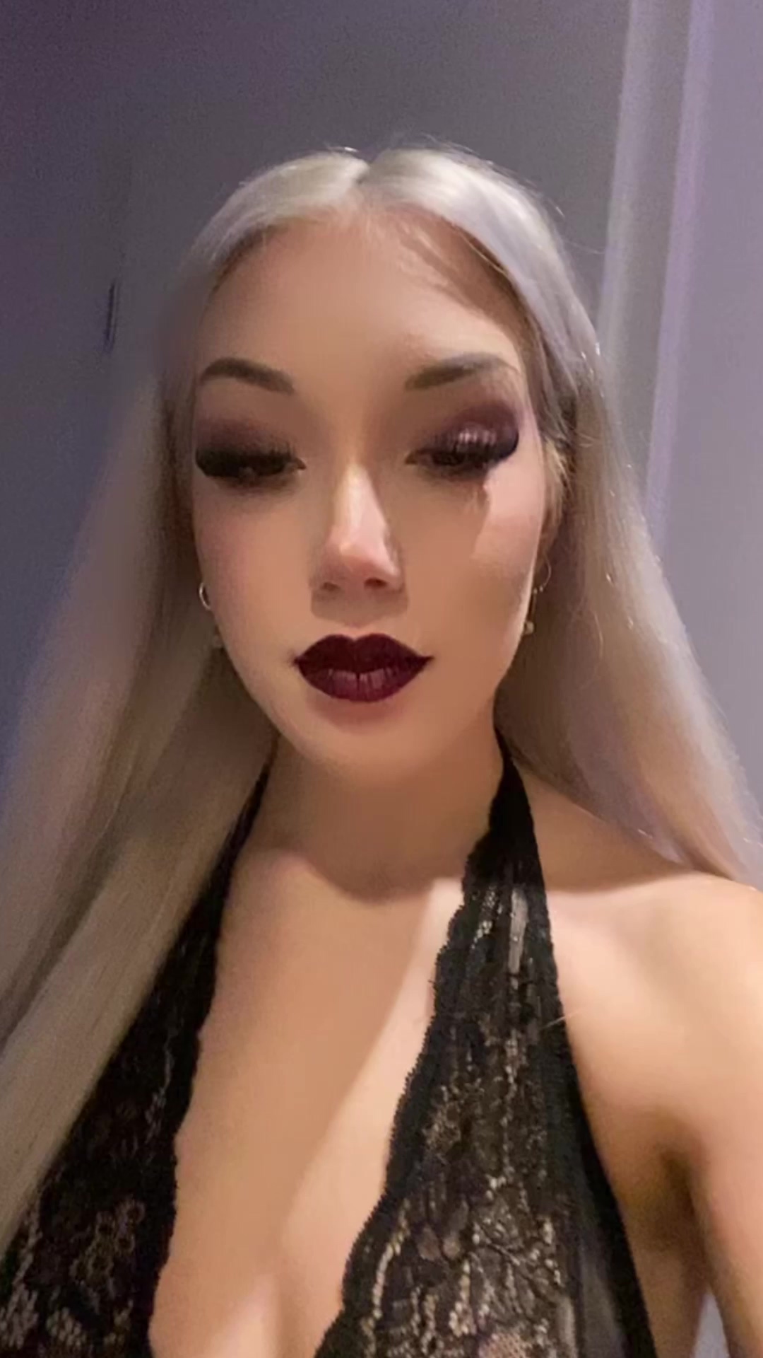 Der Stoff spannt sich über meiner Klit... willst du mich ausziehen? Der Stoff spannt sich über meiner Klit... willst du mich ausziehen?