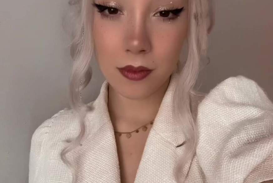 Lady-Khaleesi: Ich ziehe mich langsam für dich aus