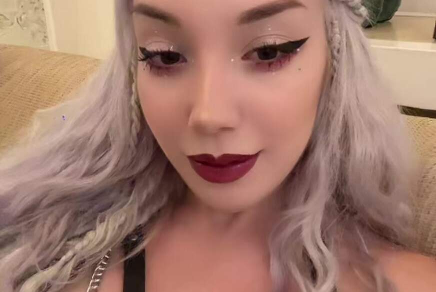 Lady-Khaleesi: Ein verführerischer Dessous Teaser, der gegen Ende noch eine besonders freche Fußspiel überraschu