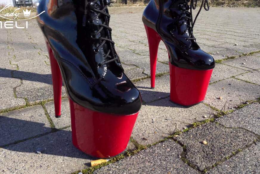 Public Latex Smoking - Ich rauche und du w****t von LadyMeli pic4