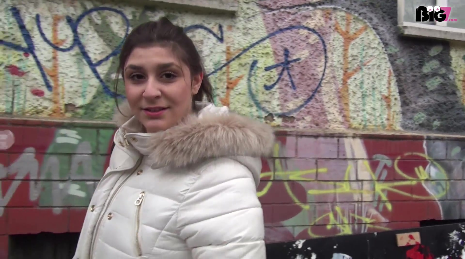 July aus Berlin in ihrere eigenen Wohnung gefickt Teil 1 Ja das war doch ein Start ins neue Jahr, genau nach meinem Plan. Da sitzt man nichts ahnend im Kaffee, als plötzlich diese süße Maus vorbei kommt. Natürlich habe ich mir die Chance nicht entgehen lassen und sie gleich angesprochen  in meiner Funktion als Modelagent ;) . Nach langer Überzeugungsarbeit durfte ich sie sogar für ein paar Bilder in ihre Wohnung begleiten, wo die geile Sau mir ein Geständnis machte. Sie wollte schon immer mal einen Porno drehen. Da konnte ich ihr natürlich helfen ;)