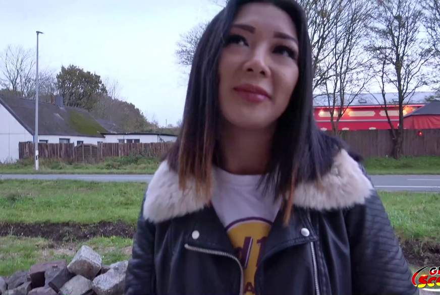 Halb Thai aus Flensburg bei Straßen Casting g*****t Teil 1 von German-Scout