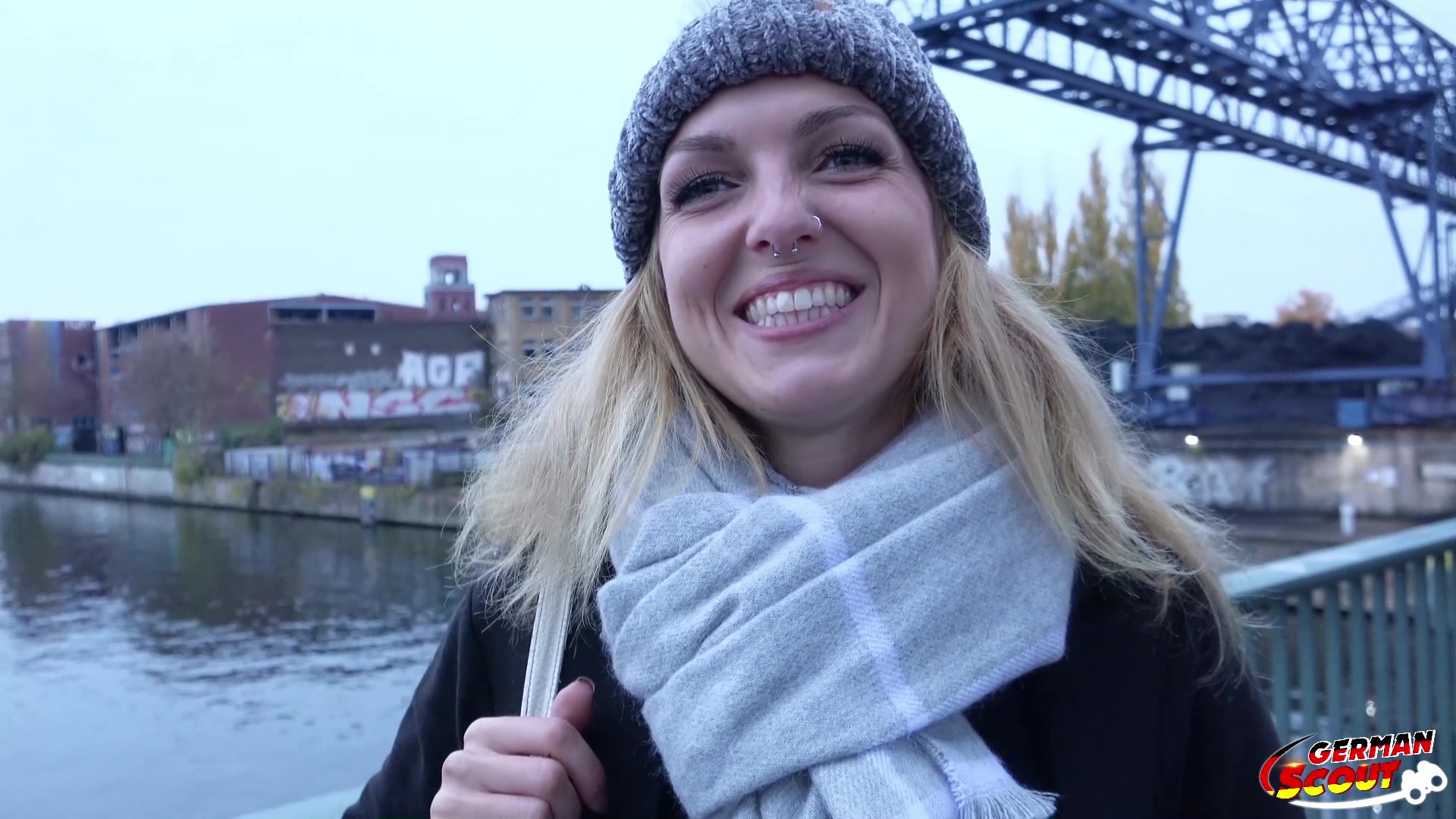 An einer Brücke in Berlin sprach ich mehreren Frauen an, doch alle ließen mich abblitzen, bis die 26 Jahre junge Studentin Amelie kam. Sie ließ sich mit der Aussicht auf eine große Modelkarriere in ein Gespräch verwickeln und so erfuhr ich, dass sie eigentlich aus Frankfurt stammt. Und mitten im Gespräch viel mir die neue Kampagne für ein Label für Unterwäsche ein wo sie gute Chancen hätte. Ich bräuchte nur ein paar Bilder und damit sie sieht das ich es ernst meinte drückte ich ihr schon dafür Geld in die Hand. Sie folgte mir direkt in meine Wohnung und es konnte losgehen. Bei mir angekommen zeigte ich ihr die Unterwäsche und sie zog sie direkt an. Und nach den ersten Bildern wurde sie immer lockerer und die Dinge über die wir sprachen versauter. Also holte ich einfach noch mal Geld und gleichzeitig mein bestes Stück raus und hielt ihn vor ihr Gesicht. Sie überlegte nur kurz und schnappte direkt an um sich danach blank von mir in allen Variationen benutzen zu lassen. U