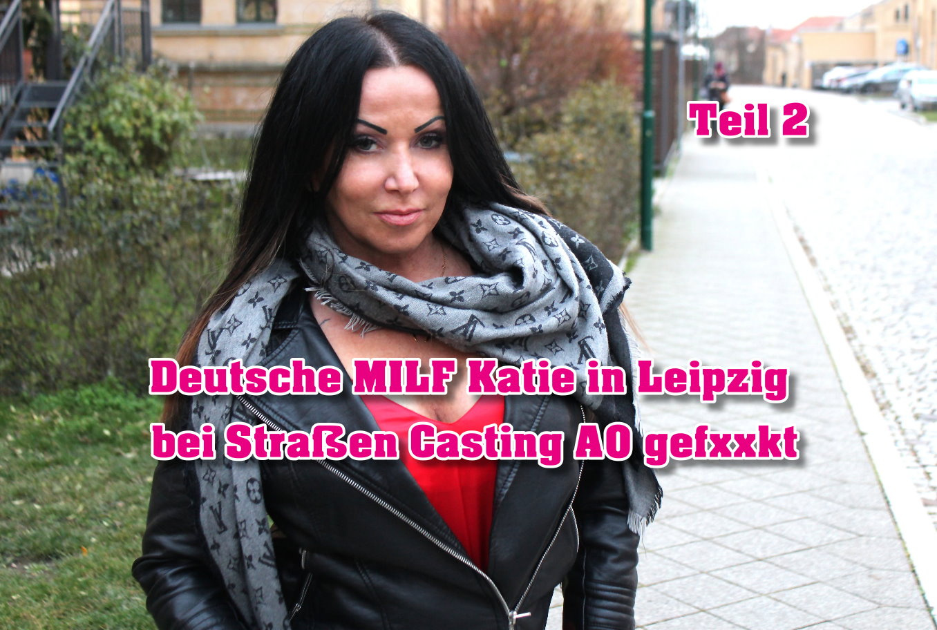 In einer Leipziger Nebenstraße sah ich diese MILF in Jeans und gut eingepackt. Meine Chancen schätze ich nicht so groß ein, aber wer nicht wagt der nicht gewinnt und so sprach ich sie an. Ich erfuhr, dass sie eigentlich im Stress ist weil sie Schlüssel für eine Wohnung bekommen hat. Sie soll sich diese angucken, weil sie da eventuell einziehen möchte. Aber ich bin ja nur heute in Leipzig und würde sie gerne als Model in meine Kartei mit aufnehmen. Und als ich ihre noch ein wenig Geld bot nahm sich mich einfach mit zur Besichtigung. In der leeren Wohnung angekommen erzählte ich ihr was ich bräuchte, und das waren für den Anfang Bilder und ein Interview. Also machten wir diese direkt und sie wurde immer lockerer und ich hatte auch das Gefühl das sie untervögelt war. Denn sie streckte ihren Po immer wieder raus und guckte mich aufreißend an. Das ließ ich natürlich nicht ungenutzt und packte ihr einfach mal an den Po mit der einen Hand während ich Geld in der anderen hatte.