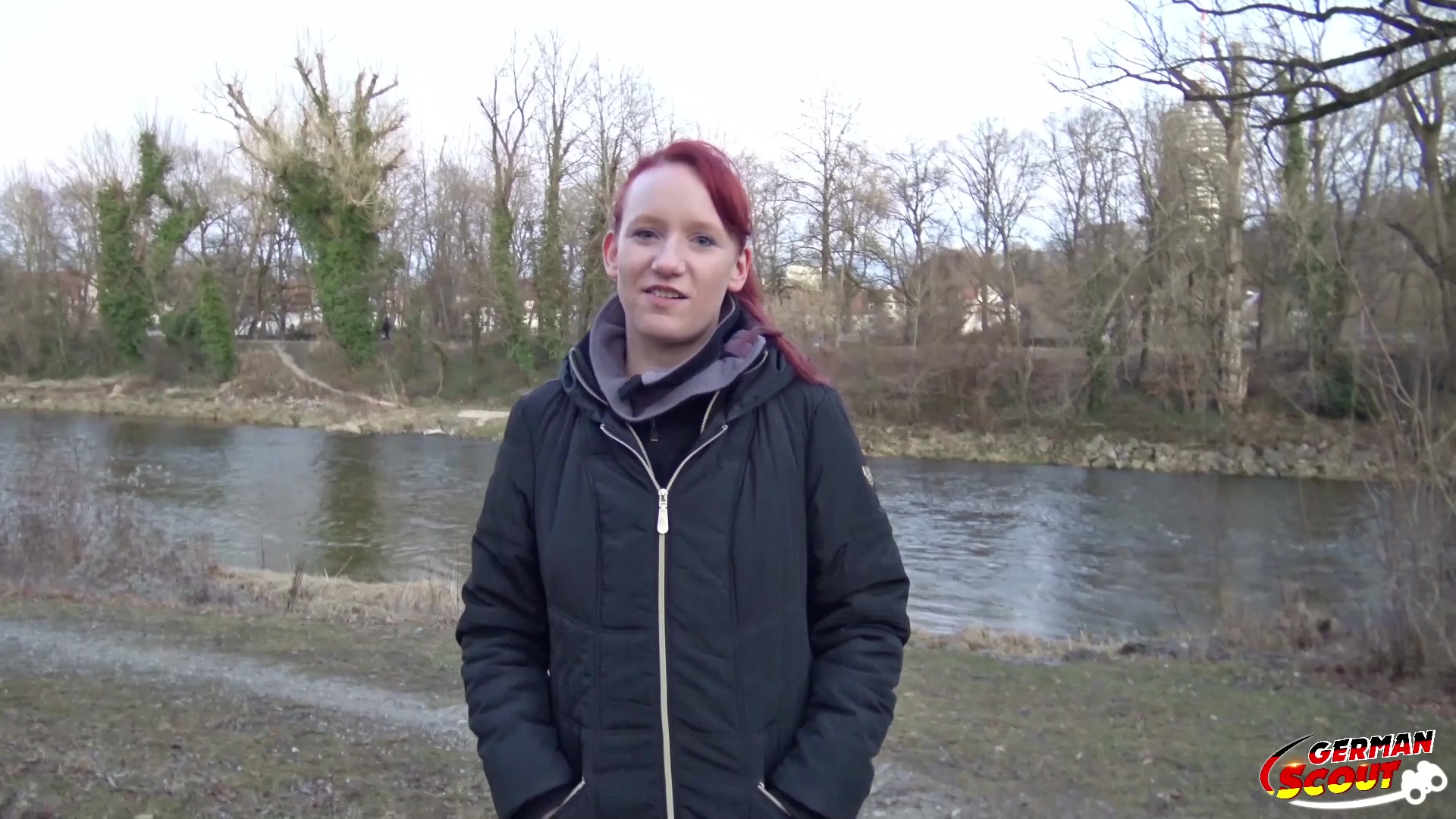 Ich hatte es schon fast aufgegeben, als ich hier in München auf einem Wanderweg eine rothaarige sah. Es sollte mein letzter Versuch für heute sein und ich sprach sie mit laufender Kamera direkt an und bat um ein Casting für meine Model Kartei denn sie würde da perfekt rein passen. Anfangs war sie richtig skeptisch, aber mit guten Worten und ein wenig Taschengeld konnte ich die dann doch überzeugen. Nach ein paar Bildern an Ort und Stelle verzogen wir uns zu mir, weil es dann doch kalt wurde und es konnte so richtig los gehen. Bei mir angekommen machte ich erstmal ein kurzes Vorstellungsvideo mit ihr und sie wurde immer lockerer. Und als ich sie so locker hatte wie ich es brauche erzähle ich ihr von einem Unterwäsche Job der demnächst stattfindet. Da würde sie gut rein passen, aber man müsste natürlich mehr von ihr sehen und ich bot ihr noch etwas Geld. Sie willigte ein und nachdem sie fast nackt vor mir war setzte ich alles auf eine Karte!