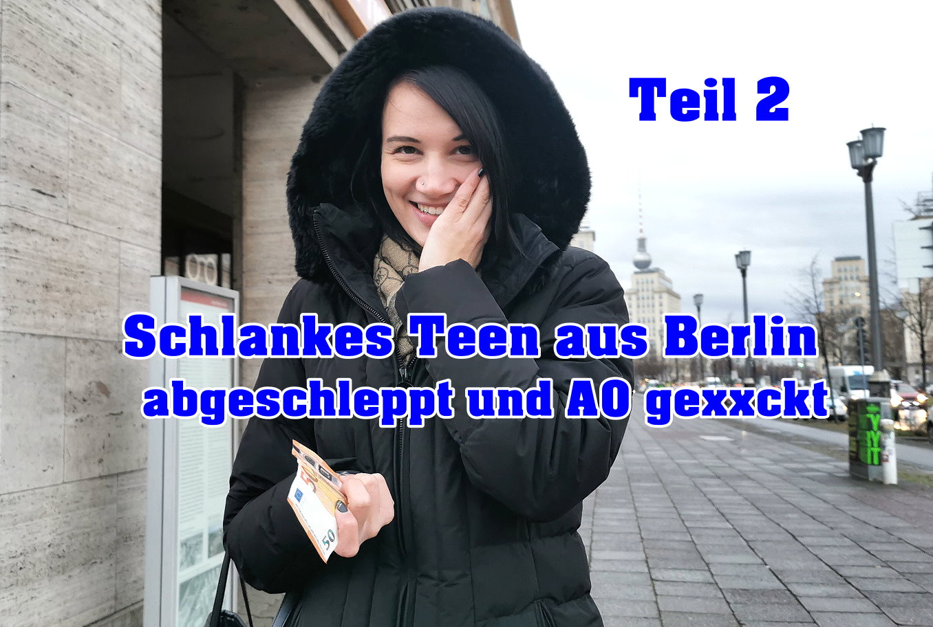 Ich erblickte sie in einer Berliner Nebengasse und nahm meinen ganzen Mut von dem geglückten Dreh gestern zusammen und sprach sie an. Sie war gleich relativ locker und ließ mich mit einem Lächeln auf den Lippen erklären. Ich erzählte ihr von meiner Model Agentur und das wir wieder neue Gesichter suchen. Aber so dick eingepackt könnte ich natürlich nichts in die Kartei aufnehmen. Dafür bräuchte ich bessere Bilder. Da war sie erst gar nicht von begeistert, aber mit netten Worten und etwas Kleingeld folgte sie mir dann doch. Bei mir angekommen machten wir die ersten Bilder in normalen Klamotten. Dann erzählte ich ihr von einem Unterwäsche Auftrag und legte ihr direkt ein geiles Outfit hin. Sie stockte kurz, aber zog es dann doch an und ließ sich fotografieren. Dort kamen mir auf ganz schmutzige Themen und als ich ihr einfach mal ein Spielzeug hinhielt schob sie sich das Ding direkt rein. Das war mein Zeichen und ich packte einfach mal mein bestes Stück aus. Und das fand sie a