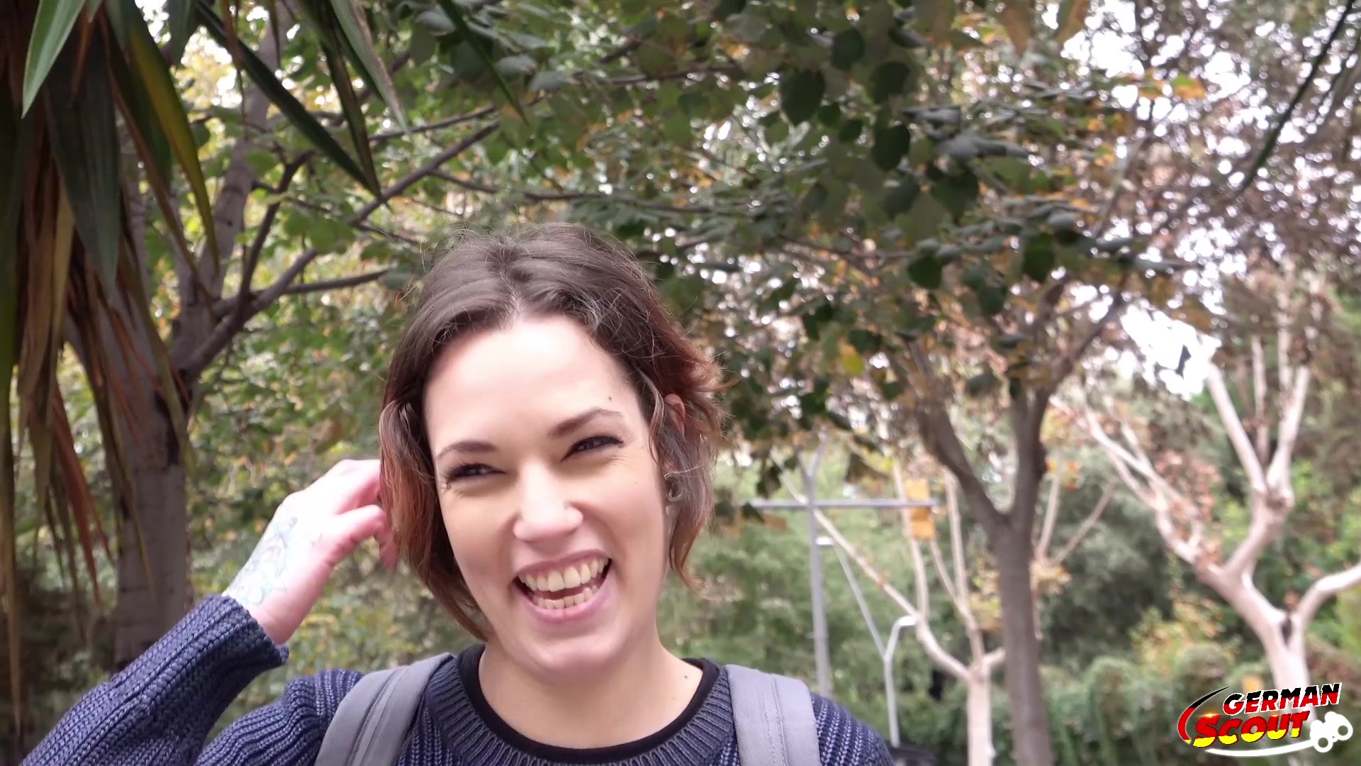 Ich sah hier im sonnigen Barcelona eine flippige Maus und sprach sie natürlich direkt mit meiner Model Agent Masche an. Auch sie glaubte mir erstmal nicht wirklich, aber ich konnte sie dann doch in ein Gespräch verwickeln. So erfuhr ich, dass sie 42 Jahre alt ist und Urlaub hier macht. Denn sie ist vor kurzen nach Berlin gezogen. Da fliege ich über 2 Länder um eine Frau aus Berlin zu treffen?! Unglaublich, aber auch ihr alter konnte ich kaum glauben, denn sie sah wirklich super aus und hatte ein tolles Lächeln. Ich konnte sie für ein Shooting gewinnen und wir gingen direkt in mein Hotelzimmer. Bei mir angekommen zog sie direkt eine Lederjacke aus meinem Fundus an und alles andere bis auf die Leggings aus. Was war denn hier los? Sie war echt krass drauf und wir machten super freizügige Bilder ohne das ich irgendwas sagen musste. Als sie dann beim vorbei gingen „aus versehen“ an meinen Schritt kam wusste ich was die Stunde geschlagen hat und wollte das sie ihn in den Mund nimm