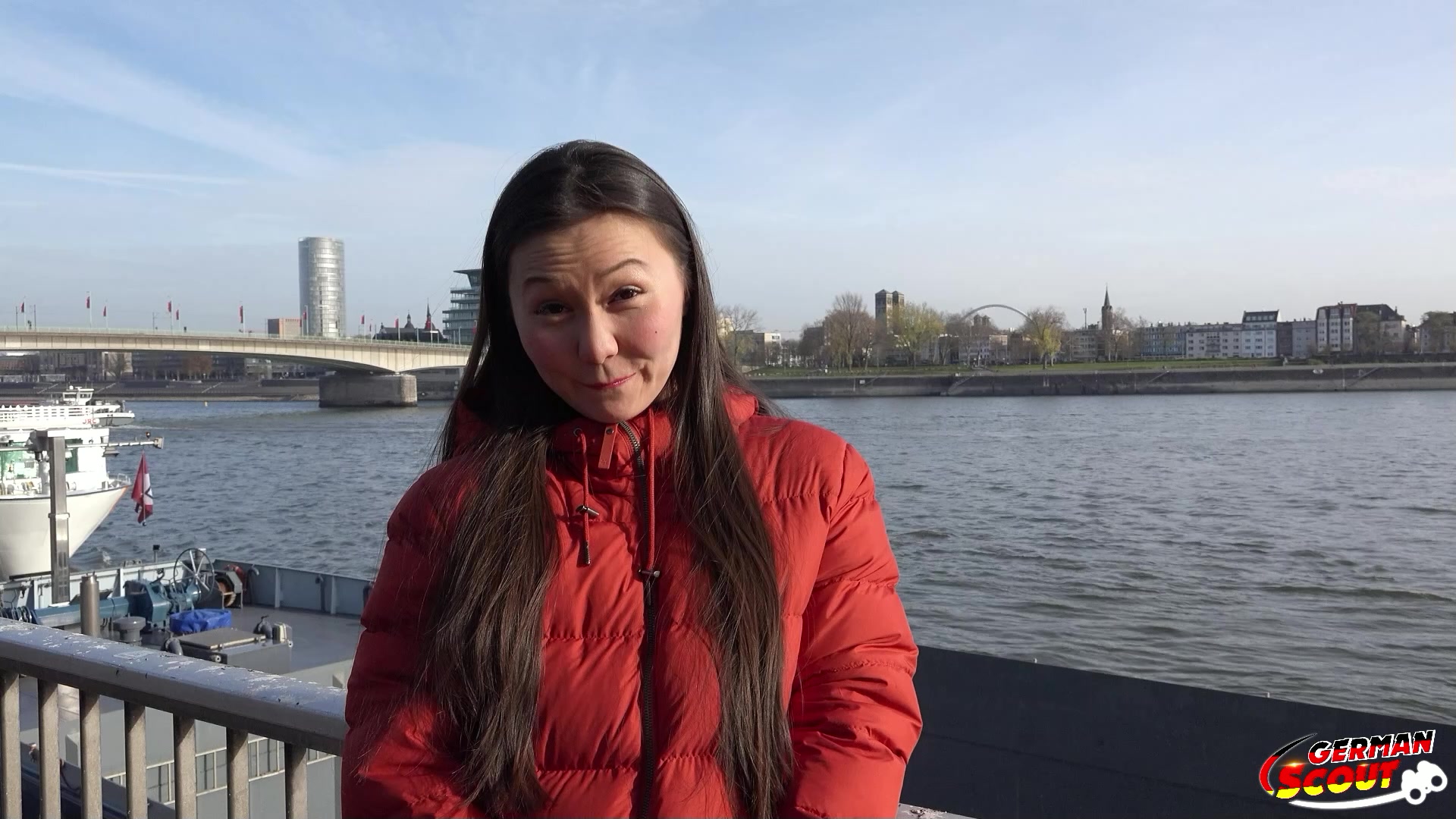 Nach ungefähr 2 Stunden hier in Bonn und vielen fruchtlosen Gesprächen, hatte ich endlich Glück. Ich sprach eine der Optik nach Asiatin am Rhein an. Und zu meinen erstaunen sprach sie deutsch. Luna ist eine 29 Jahre junge Studentin aus Bonn. Das passte doch perfekt und ich konnte sie von Bildern für einen Model Job überzeugen. Bereits 10 Minuten später zogen wir zu meinem Hotel. Dort angekommen wurde sie immer lockerer und irgendwann saß sie in blauer Unterwäsche vor mir. Jetzt musste ich nur noch die richtigen Knöpfe drücken um sie zu knacken. Und die drückte ich und sie legte los wie eine Rakete. Sogar mein A-Loch wurde von ihrer Zunge bearbeitet. Und wir trieben es bis ich eine heftige Ladung in ihr Gesicht entlud.