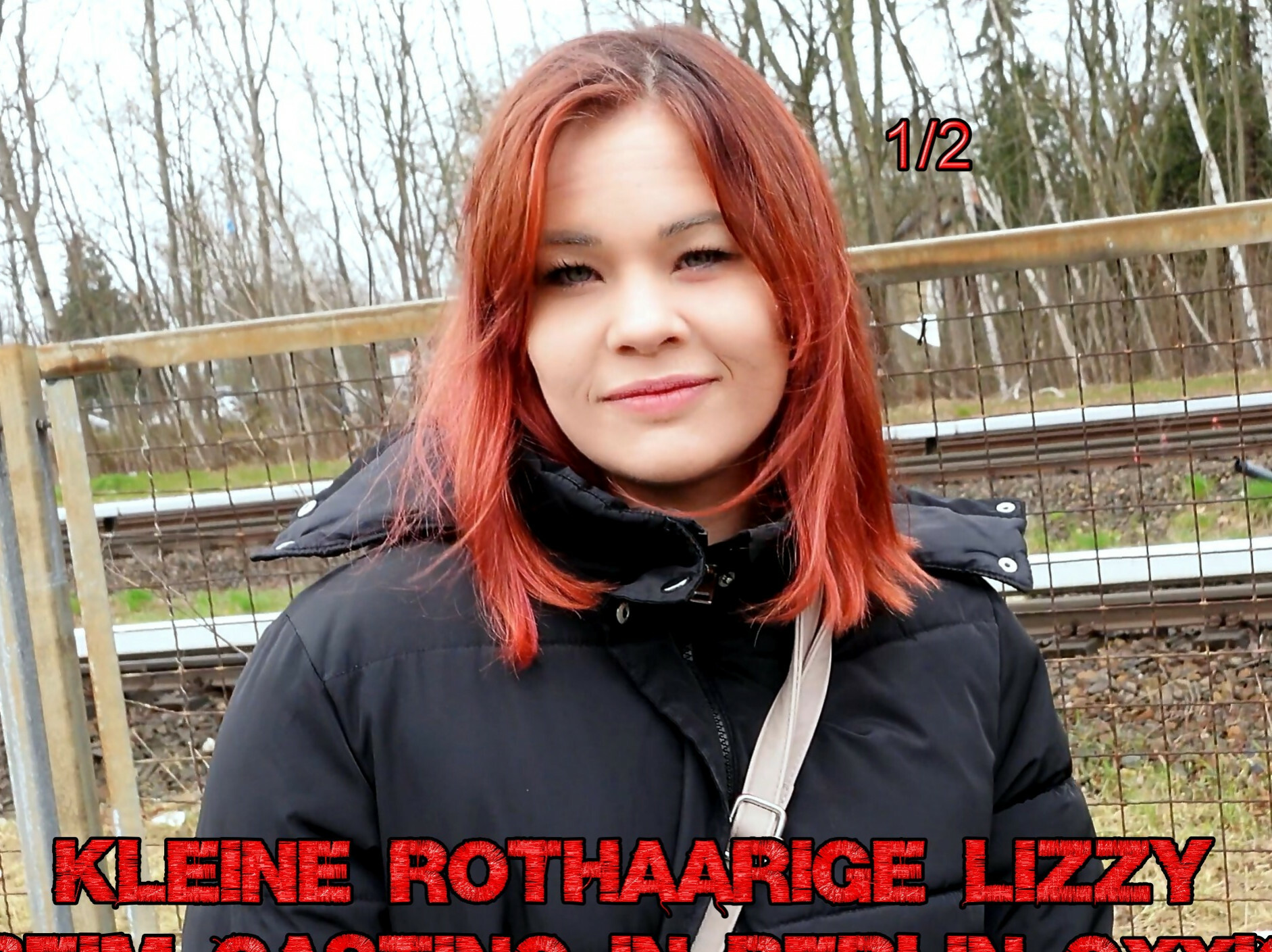 Nach knapp 3 Stunden hier in Berlin und vielen unglücklichen Versuchen hatte ich Glück. Ich kam mit der 26 Jahre jungen Lizzy ins Gespräch. Rote Haare, mit 152cm super klein und direkt offen zu mir. So konnte ich sie schnell von ein paar Bilder überzeuge. Danach wollten wir zu mir in die Wohnung. Ein paar freizügigere Bilder waren geplant. Bei mir angekommen stand die Kleine schnell in roten Dessous vor mir. Wir machten weitere Bilder und irgendwann ging sie selber auf die Knie. Sie packte mein Ding aus und lutschte fleißig. Danach steckte ich ihn blank in ihr enges Loch. Und ihr schien es heftig zu gefallen. Denn beim Doggy squirtete sie mir heftig die Couch voll. Kurz danach kam es mir auch und ich spritzte ihr die ganze Ladung ins Gesicht.