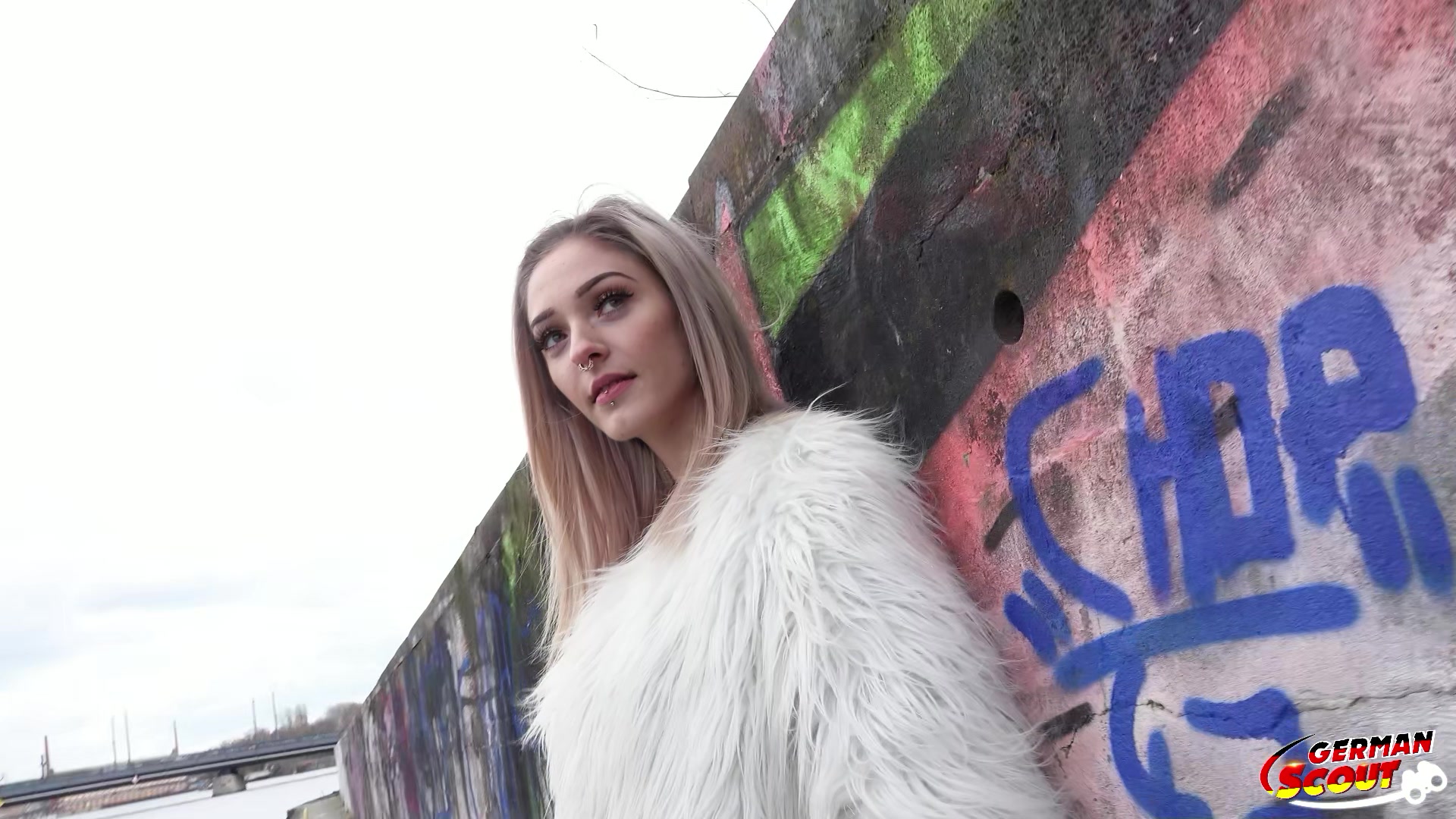 Nach vielen Versuchen hier im kalten Berlin kam sah ich einen weißen Engel. Die superschlanke Becky mit süßem Gesicht und perfekten Körper und ich sprach sie direkt an. Schnell war sie zu ein paar Bilder überredet und dir machten wir direkt. Aber wegen der Kälte gingen wir schnell zu mir, um dort weiterzumachen. Bald stand sie in einem schwarzen Outfit vor mir und ich war begeistert. Sie wurde immer lockerer und fing an, rumzuspielen. Ich holte mein bestes Stück raus und sie ging direkt auf die Knie. Nach geilem blasen mit Zungenpiercing nahm ich sie erst von hinten. Danach ging es munter weiter und sie wurde immer lauter und versauter. Nachdem sie mich geritten hat, ließ ich sie nochmal meine Eier lecken. Kurz darauf konnte ich auch nicht mehr und spritzte ihr alles in den Mund und Gesicht.