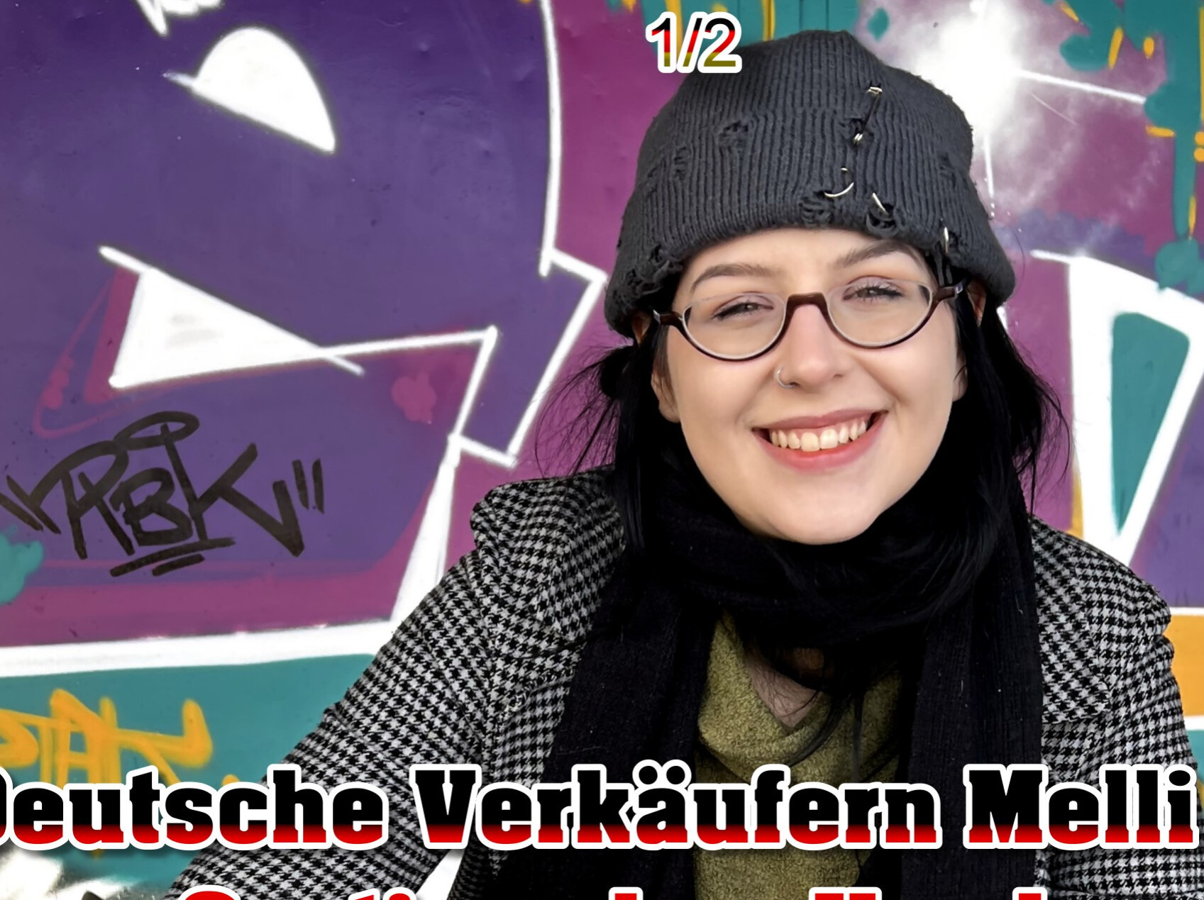 Auch bei schlechtem Wetter bin ich unterwegs hier in Berlin. Und auch heute wurde ich dafür belohnt. Ich kam mit einer 25 Jahre jungen Verkäuferin ins Gespräch. Sie wirkte sehr schüchtern mit Brille, aber wurde dann doch schnell locker. So konnte sie sie direkt zu ein paar Fotos überreden. Aber aufgrund der Kälte beschlossen wir schnell zu mir zu gehen. Bei mir waren sexy Bilder angesagt und bald stand sie in schwarzer Unterwäsche von mir. Kleine Titten, aber schöner runder Arsch und kurven dort, wo sie sein sollen. Bald spielte sie einfach mit ihren Füßen an meinem Schritt. Da zog ich gerne direkt die Hose runter und sie lutsche tief und feucht mein Teil. Danach schob sie ihr Höschen beiseite und ließ mich ohne Kondom rein. So trieben wir es in verschiedenen Stellungen und sie Sahne gab es ins Gesicht.