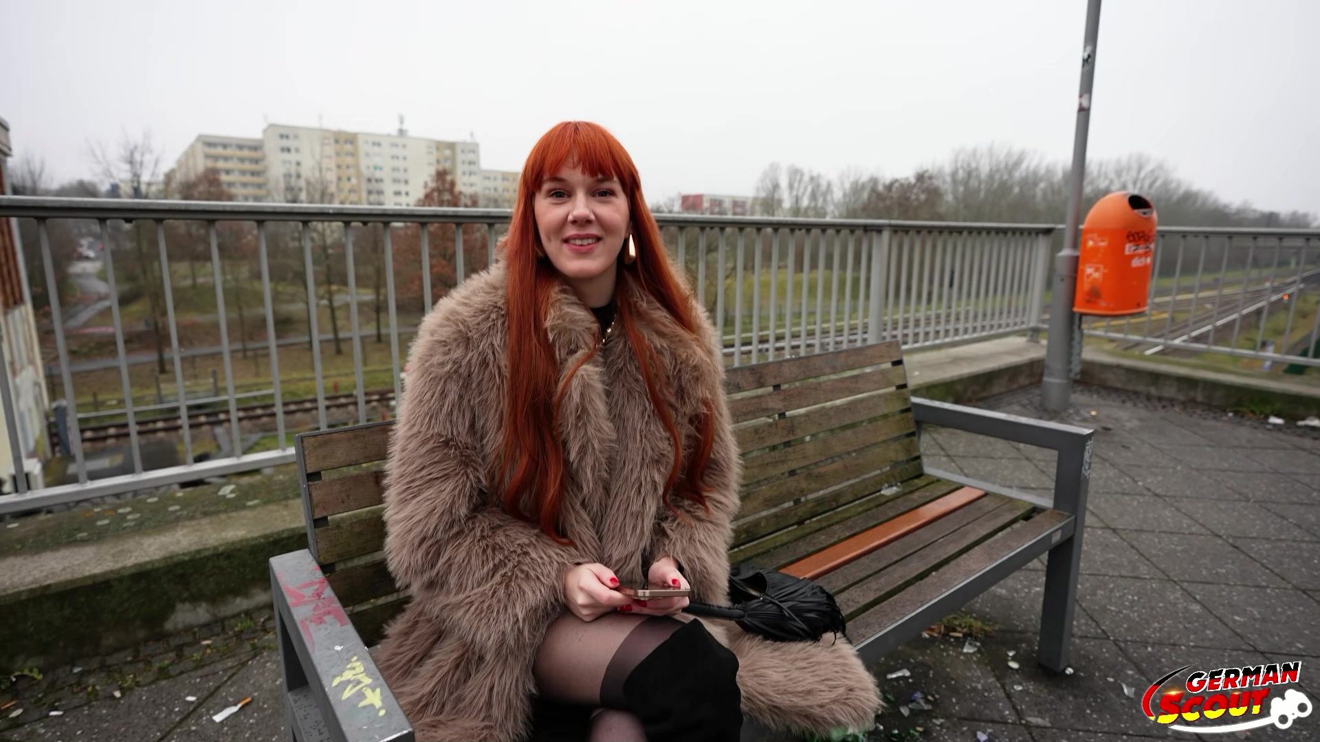 Auch heute konnte ich mein Glück kaum fassen hier in Berlin. Das Wetter war durchwachsen und viele Versuche versandet. Aber dann entdeckte ich die 26 Jahre junge rothaarige deutsche Studentin Soley Summer. Sie war anfangs skeptisch, wurde dann aber schnell locker. Ich durfte direkt ein paar Bilder von ihr machen. Dann beschlossen wir zu mir zu gehen, um aus der Kälte raus zu kommen. Dort stand sie bald in einem schwarzen Netzbody vor mir. Super schlank und bald fing sie provokativ an, an sich rumzuspielen. Da holte ich ihn einfach mal raus und wartete auf ihre Reaktion. Und die war genau richtig, denn sie lutschte direkt an. Danach durfte ich blank in ihres enges Lock. Und nach Doggy und geilen Reiten spritze sie dann sogar ab. Kurz danach bekam sie eine heftige Ladung von mir in ihr süßes Gesicht. Und du kannst es jetzt in German Scout Soley Summer sehen.