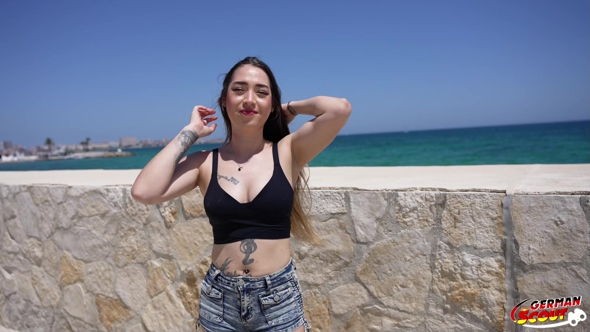 Auch der German Scout braucht mal Urlaub. Und dieses Mal ging es in das noch sonnige Spanien. Natürlich hatte ich auch dort alles mitgenommen, was ich für ein Casting brauche. Und so nutzte ich die Zeit sinnvoll. Es waren viele lockerer Frauen unterwegs und schnell hatte ich Kontakt. Ich kam mit einer 27 Jahre jungen Urlauberin aus Kolumbien ins Gespräch. Sie war direkt sehr offen und ich durfte Bilder am Strand von ihr machen. Dann konnte ich sie überzeugen mit mir ins Hotel zu kommen. Bei mir angekommen suchte sie sich schwarze Dessous aus und zog sie direkt an. Jetzt konnte ich auch die vielen Tattoos sehen und das Gesamtbild war perfekt. Da hatte ich direkt Lust auf mehr und das merkte sie auch. Sie streckte mir ihren Arsch raus und guckte schmutzig nach hinten. Blank schob ich ihn direkt rein und sie ging gleich heftig mit. Sie stöhnte richtig viel und laut und beim Reiten einen geilen Orgasmus. Danach genoss ich ihre Muschi weiter und spritze alles drauf.